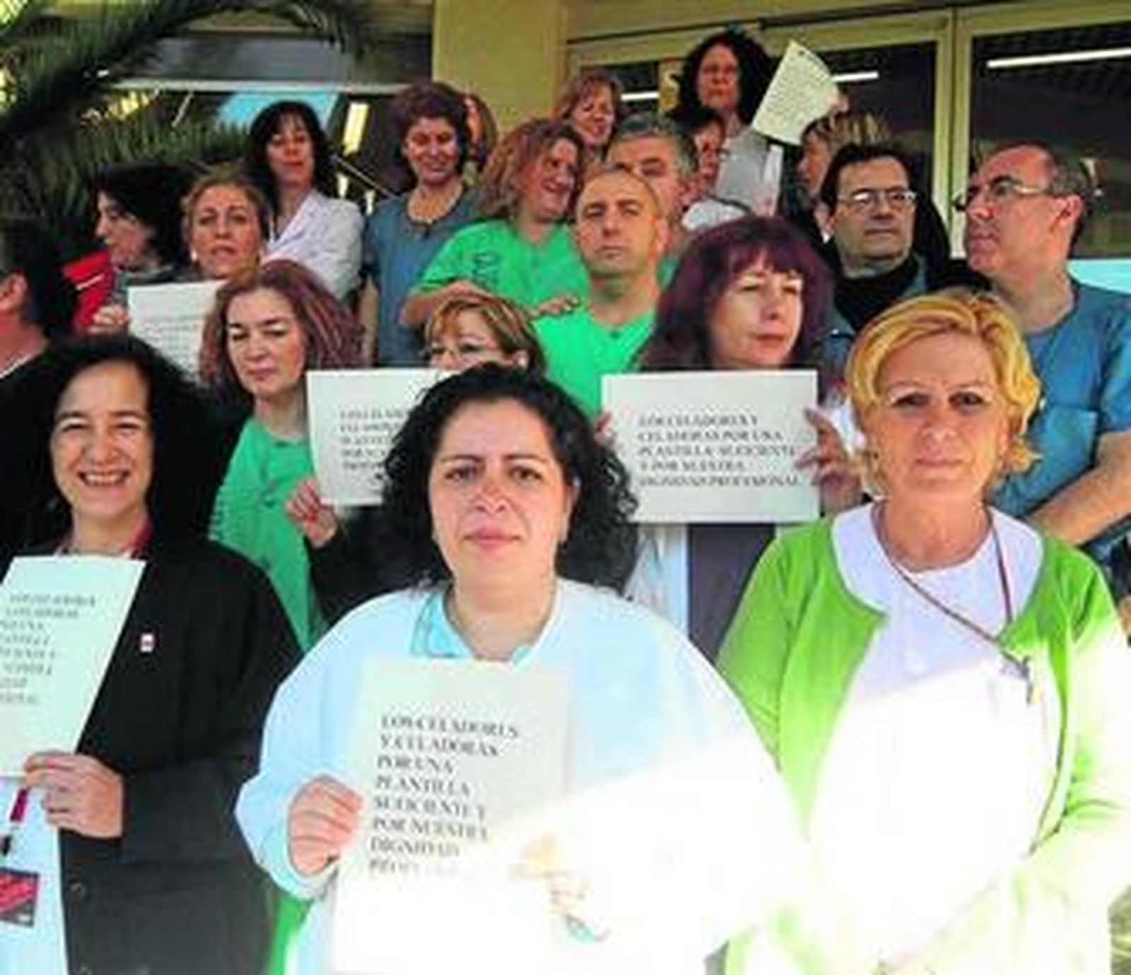 Celadores, ayer, durante la concentración en el Carlos Haya.