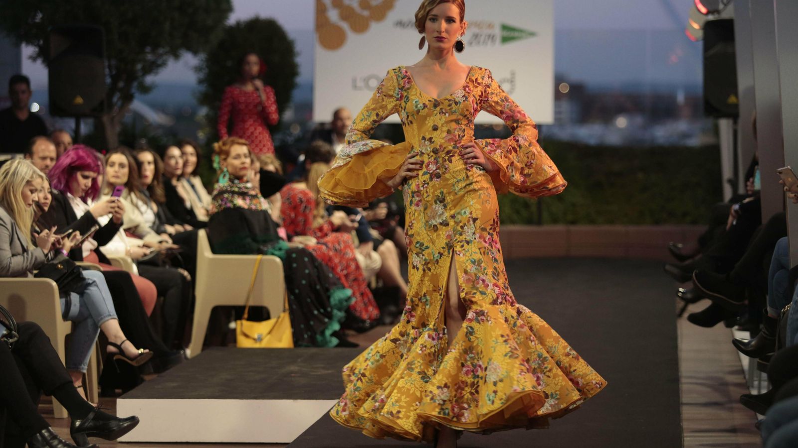 Diseño en neja con apertura en el frontal y volumen en la falda.