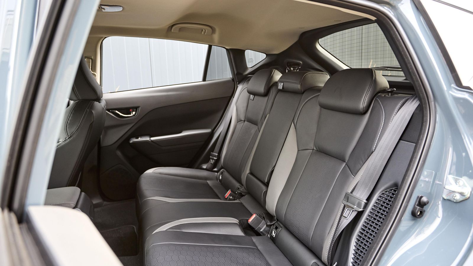 La tracción total hace que sea necesario tener un túnel de transmisión voluminoso, de 17 cm de ancho y casi tanto de alto, pero la habitabilidad es correcta, en líneas generales.