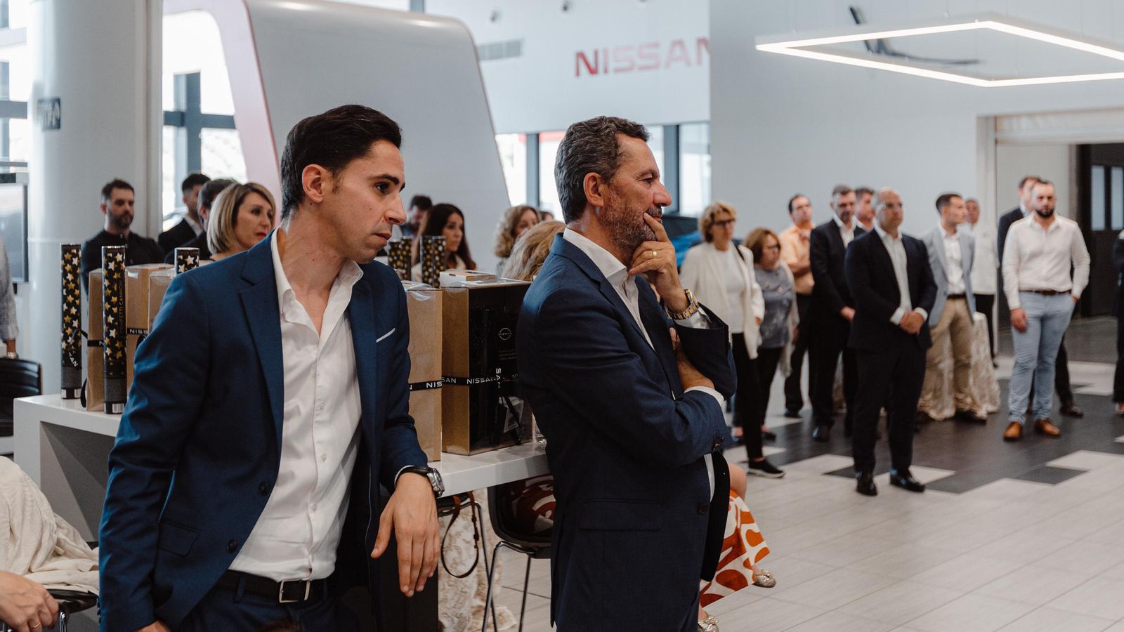 Antonio Gil padre e hijo escuchando las palabras de Bruno Mattucci a los asistentes,