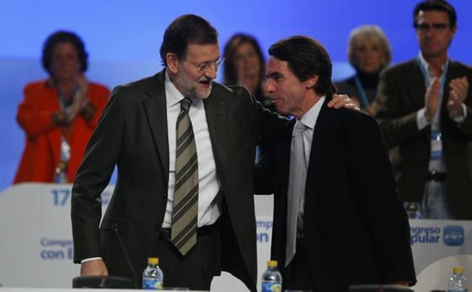 Rajoy y Aznar se abrazan. 

Foto: Antonio Pizarro