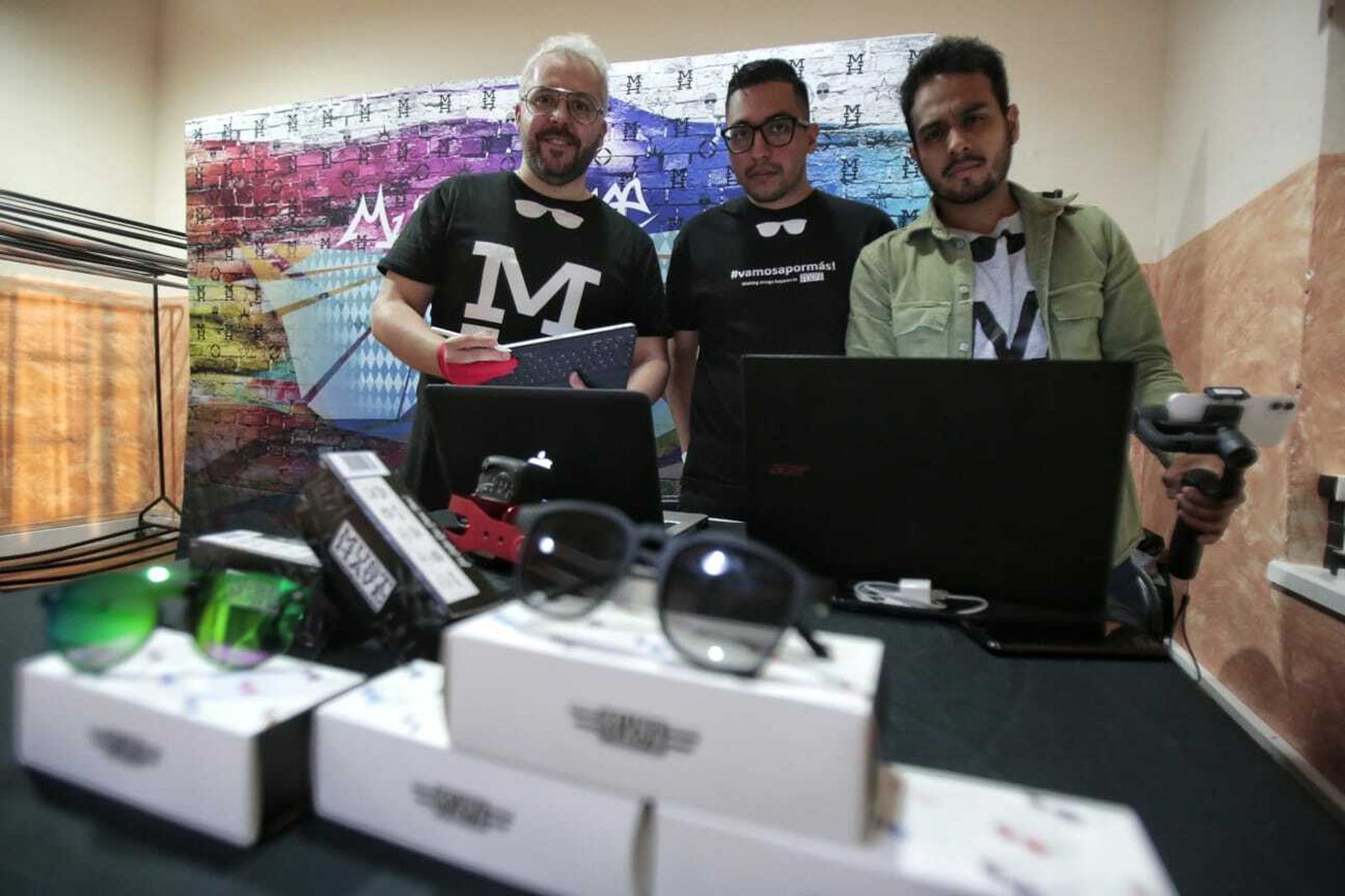 Pablo Rossi, a la izquierda de la imagen, junto a dos compañeros en el camerino del Falla.