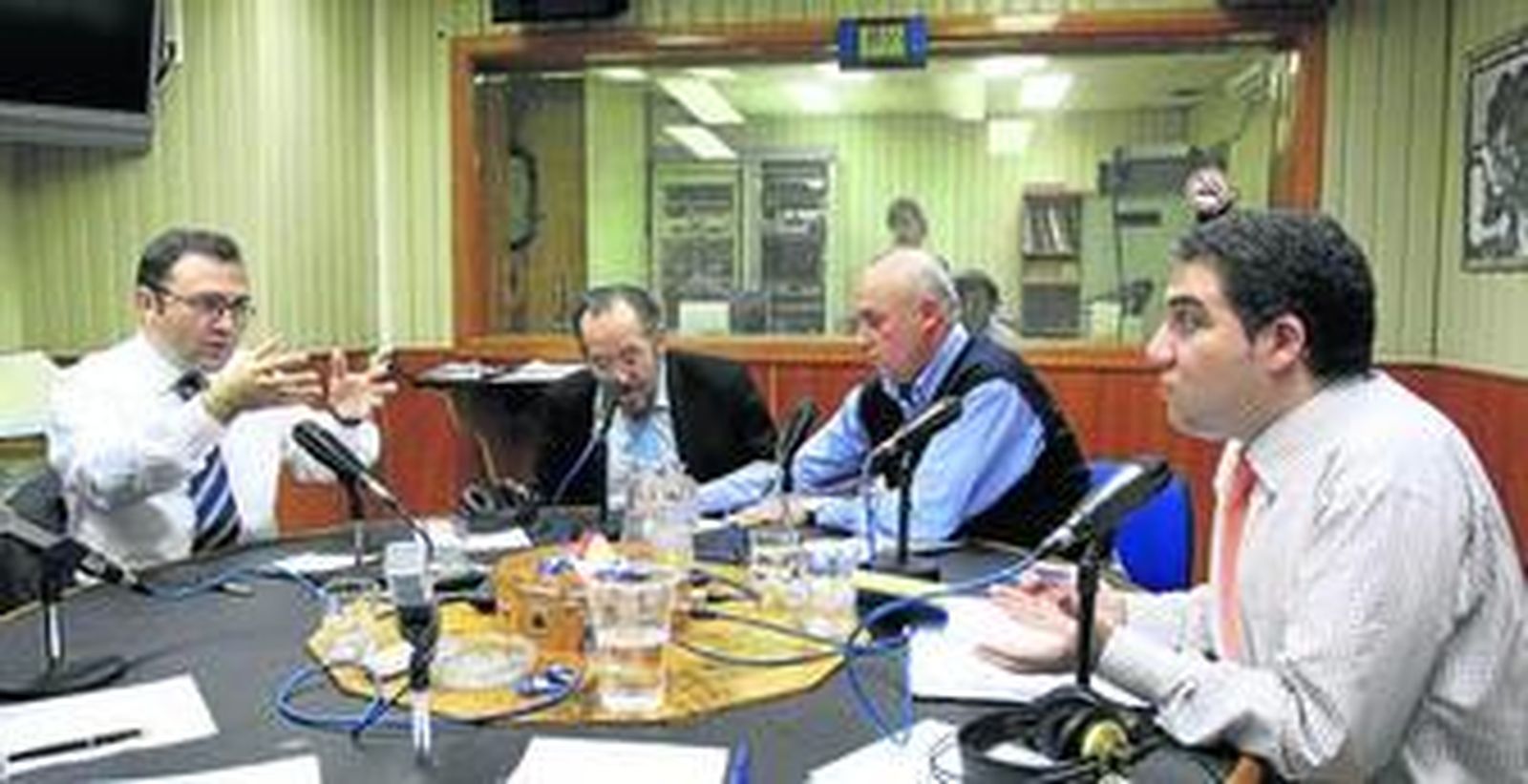 Heredia y Bendodo, durante la tertulia de ayer en el programa 'La Tapadera', de Cope.