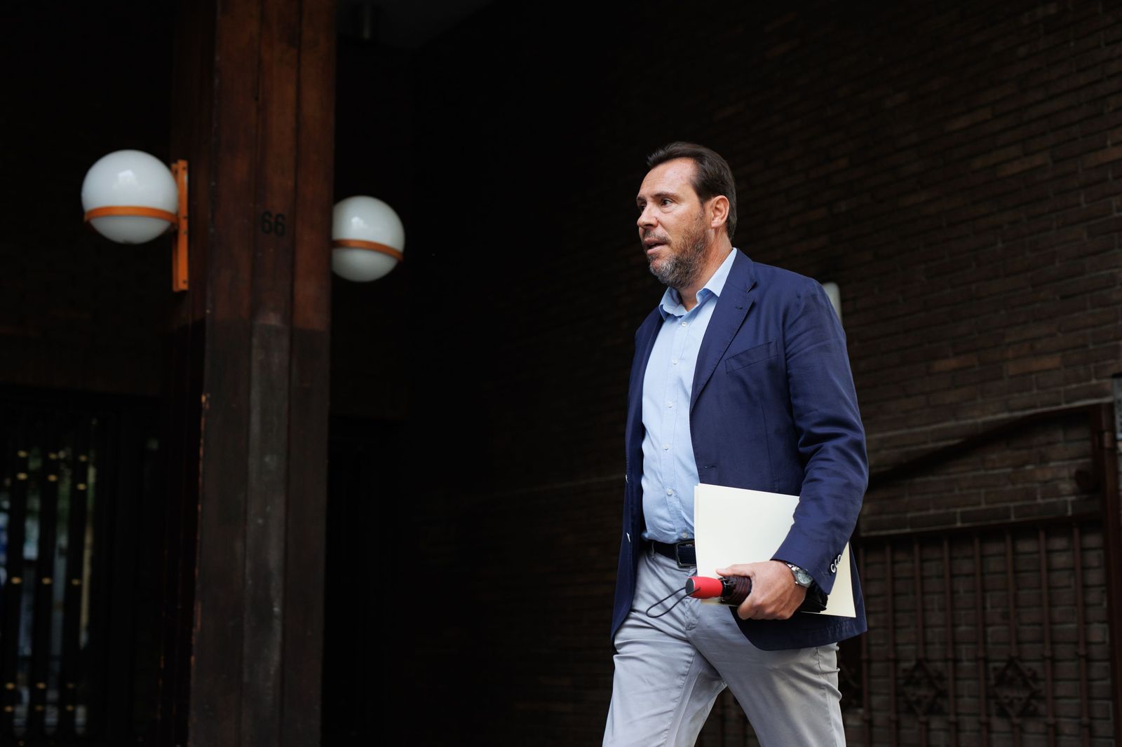 El diputado del PSOE y secretario general del PSOE de Valladolid, Óscar Puente, a su llegada a la reunión de la Comisión negociadora del PSOE.