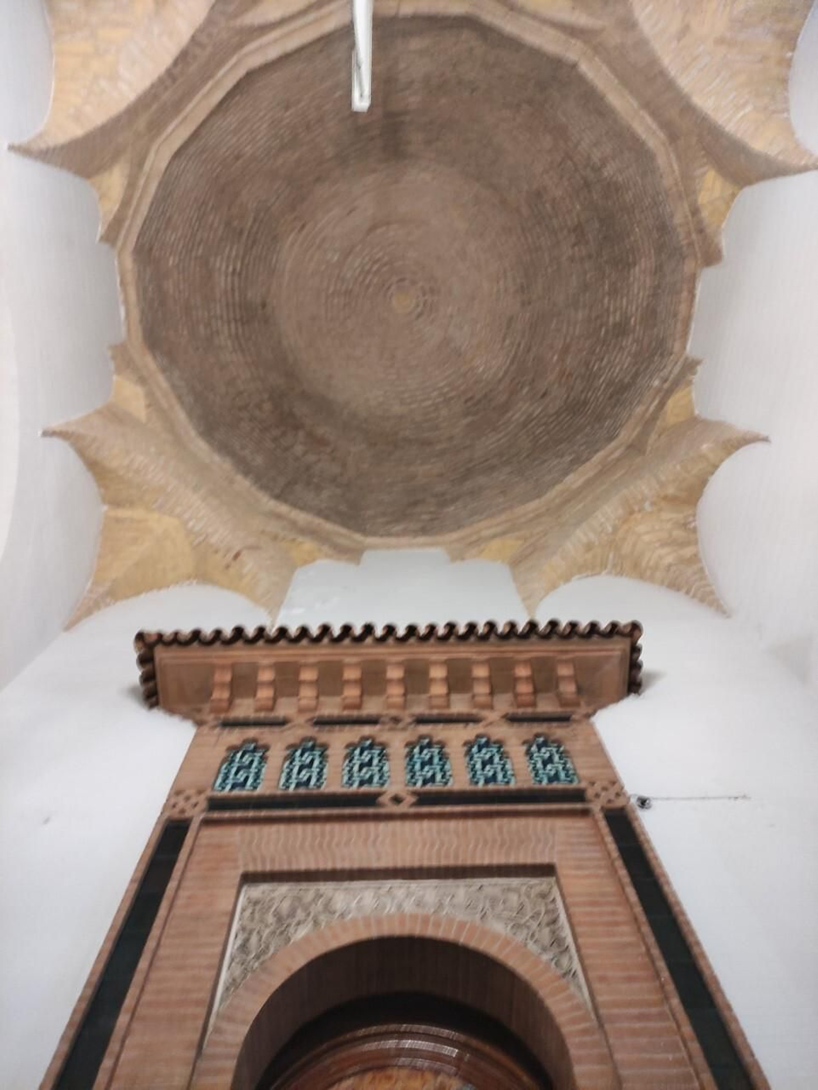 Bóveda y remate del altar en la capilla de la epístola.