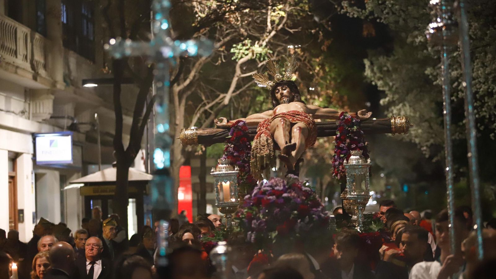 Rezo del Santo Vía Crucis presidido por el Santísimo Cristo de la Buena Muerte en la Avenida de la Constitución, Viernes de Dolores 2023. ARCHIVO (Granada Hoy)