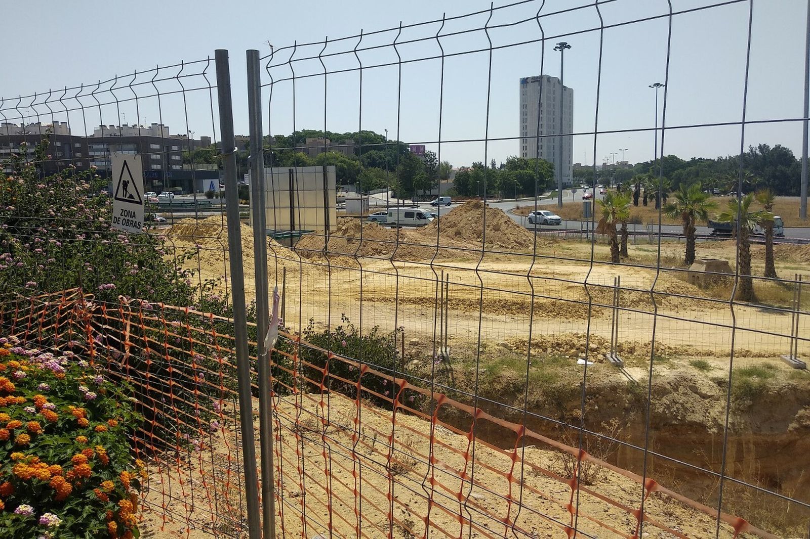 La zona acotada para la obra, en una imagen de archivo. Al fondo, las torres del Aljarafe Center.