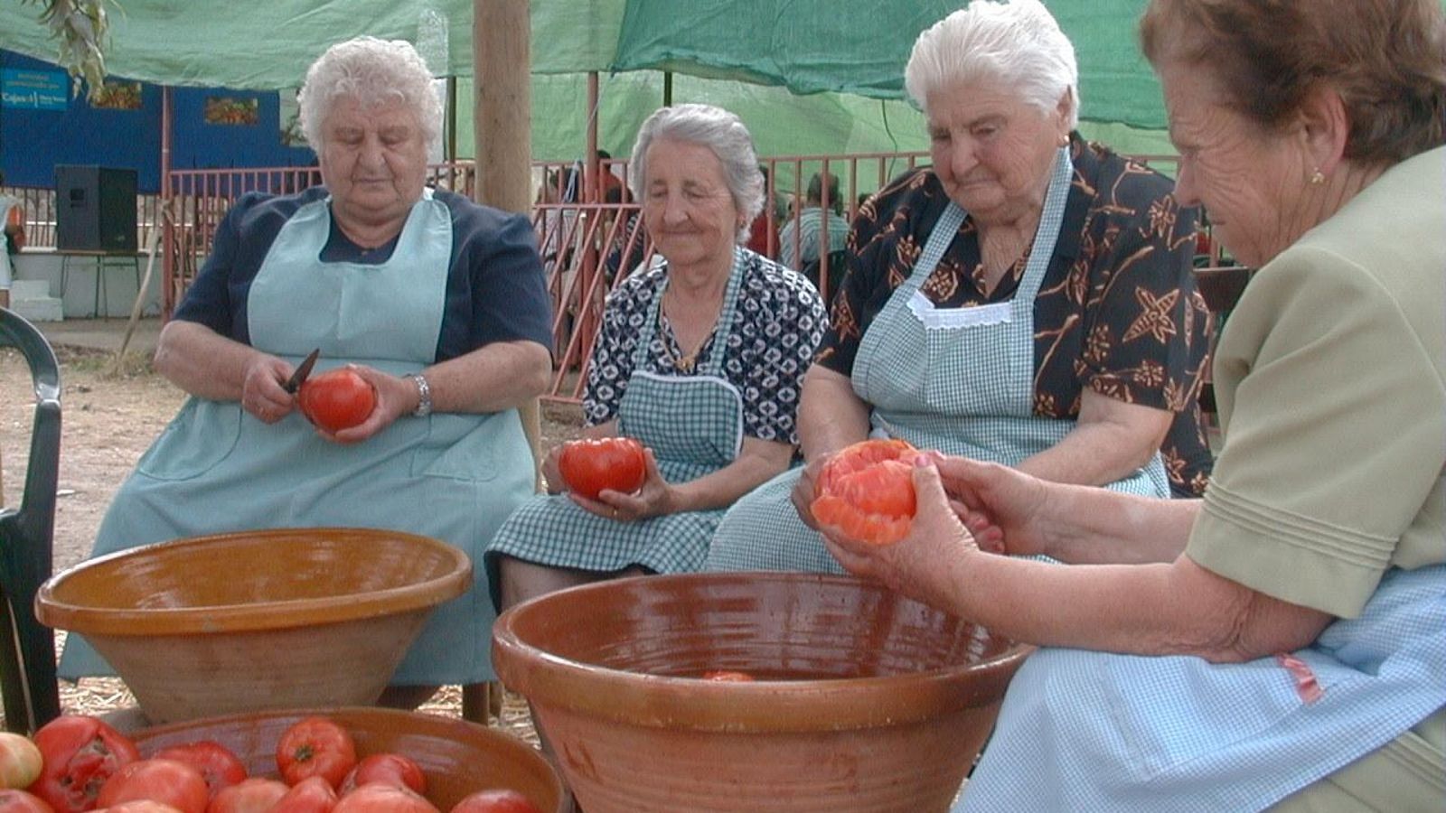 Mujeres preparando el tomate en la Matanza Vegetal de Calabazares Mujeres preparando el tomate en la Matanza Vegetal de Calabazares