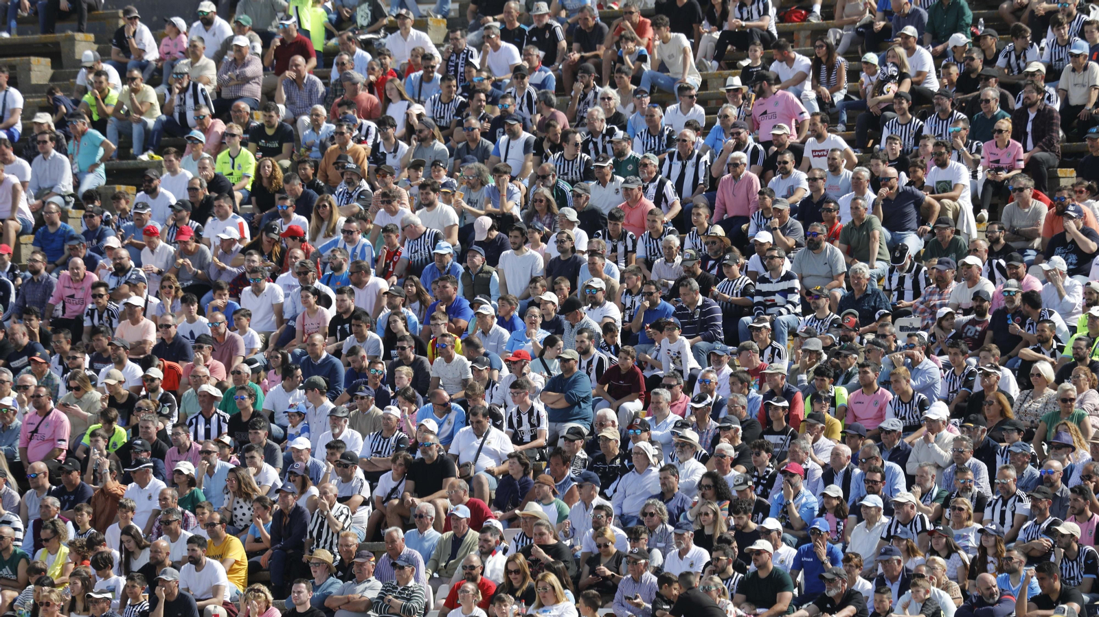 Fotos de la afición durante el encuentro de la Balona - Real Madrid Castilla