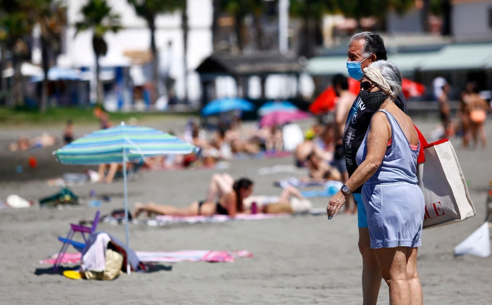 Bañistas con mascarilla en Pedregalejo Bañistas con mascarilla en Pedregalejo