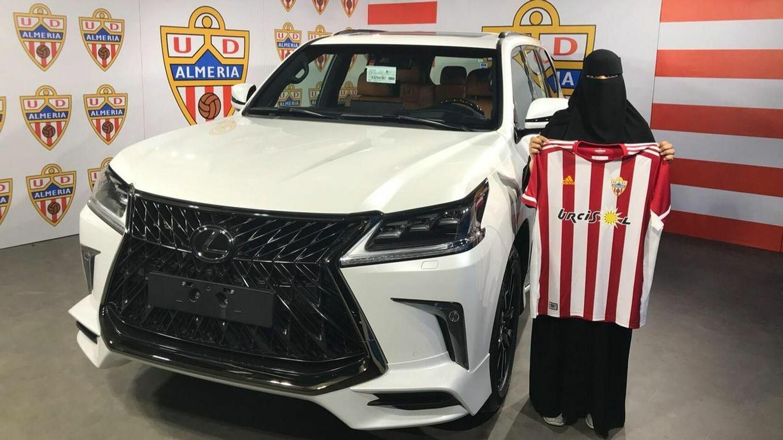 La polémica imagen de la mujer con niqab y la camiseta de la UD Almería