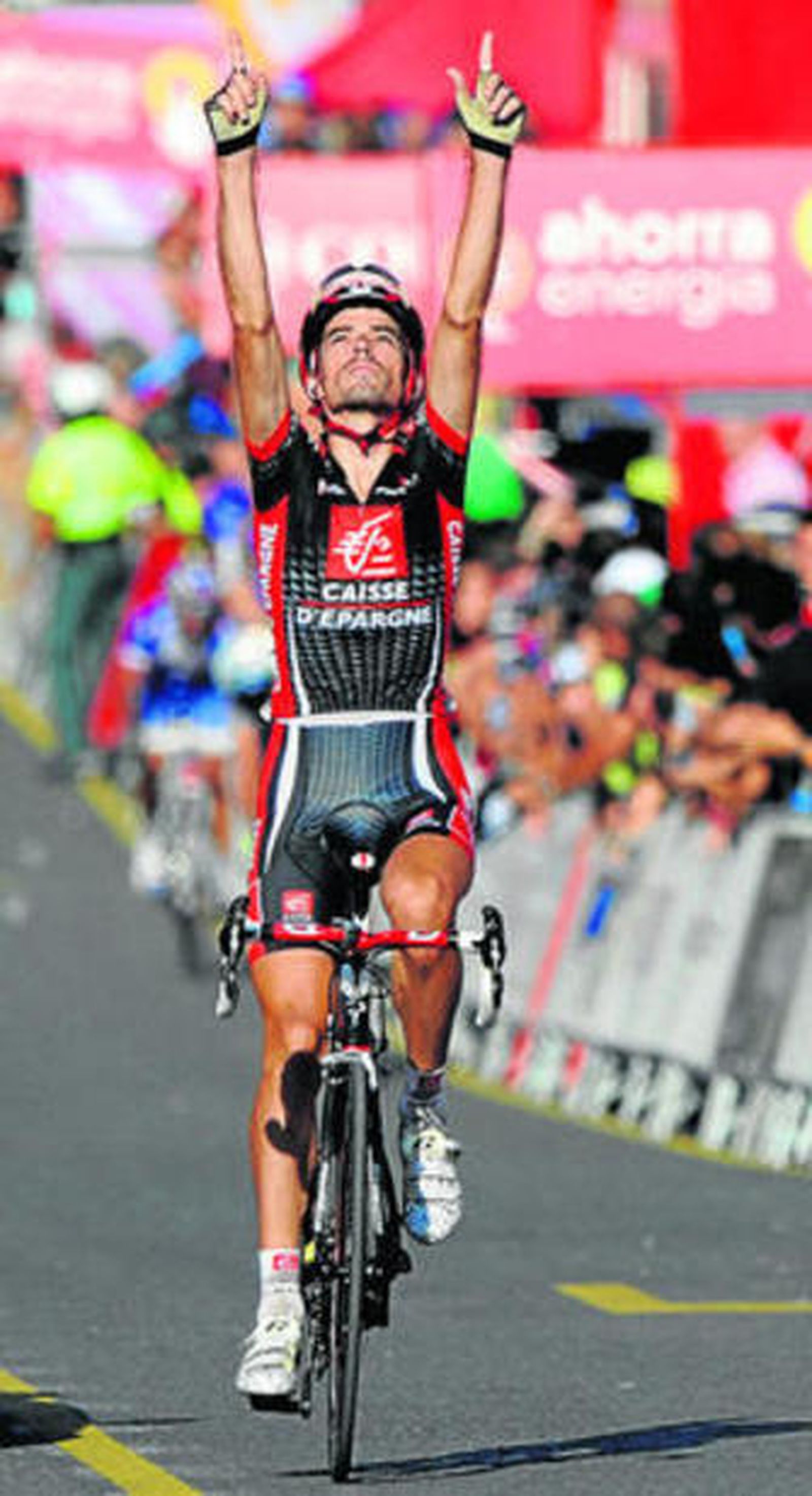 López señala al cielo dedicando su triunfo a Txema González.