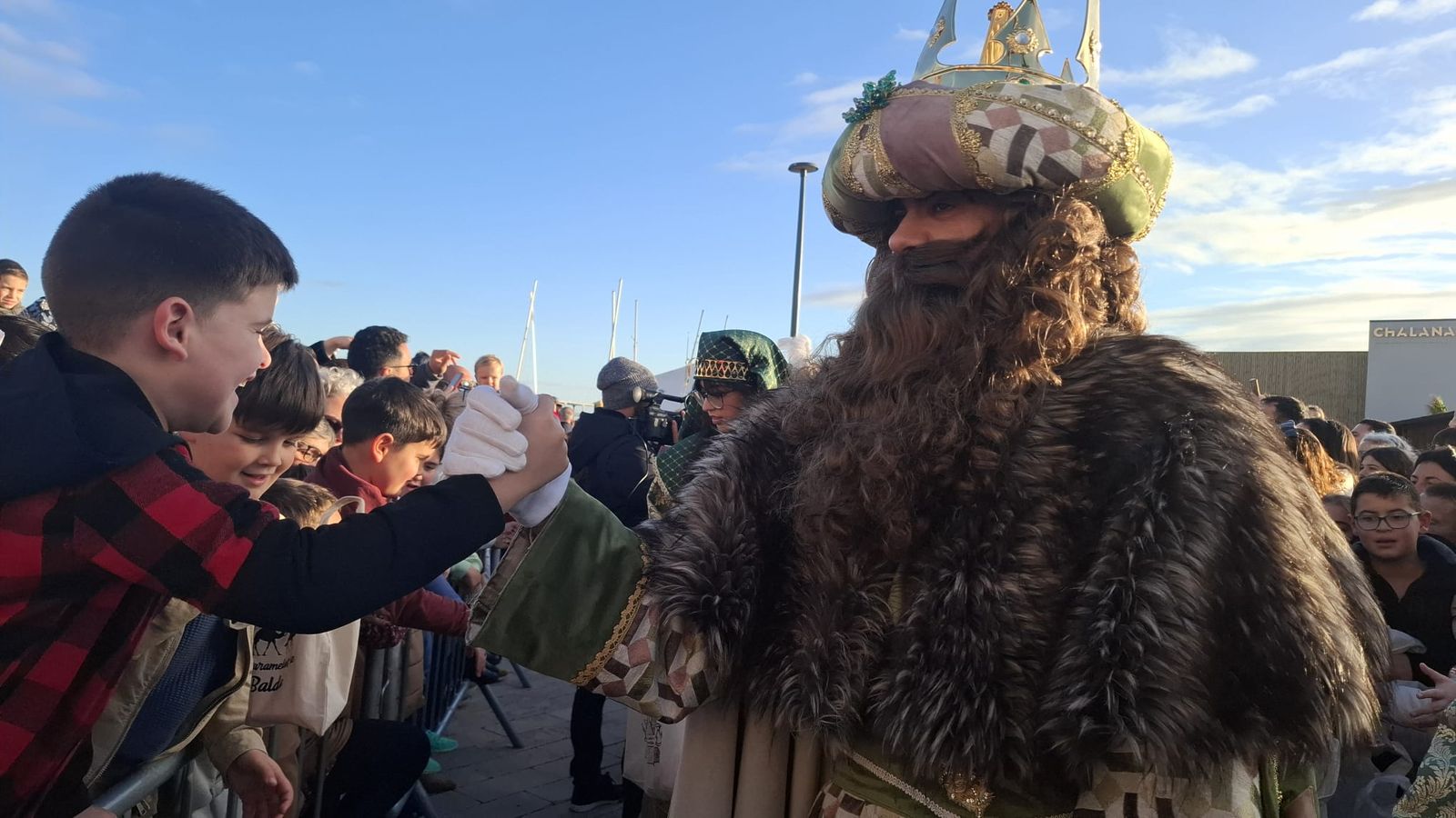 El Rey Gaspar saluda a un pequeño