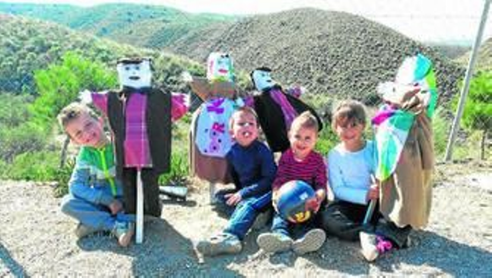Niños posan con las tradicionales Viejas en Turre.