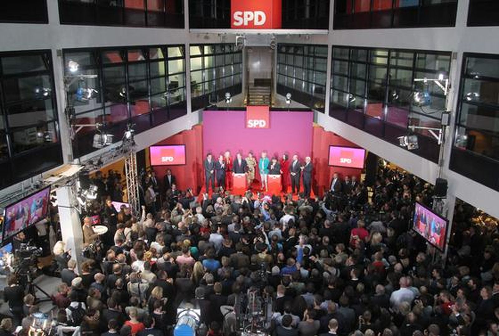 Los derrotados socialdemócratas felicitan a Merkel.

Foto: EFE