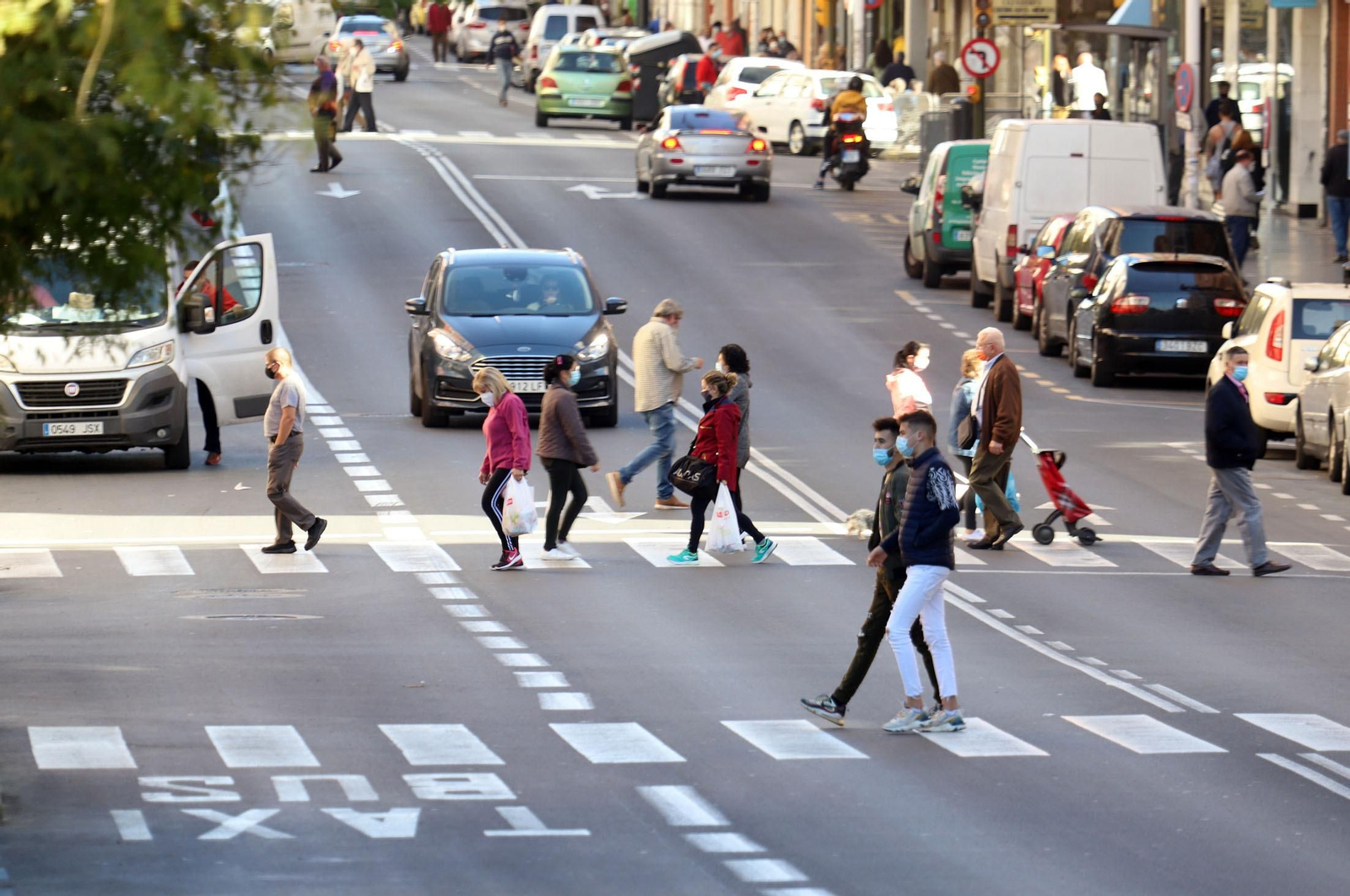 Ambiente en una avenida de la capital onubense durante la jornada de ayer.
