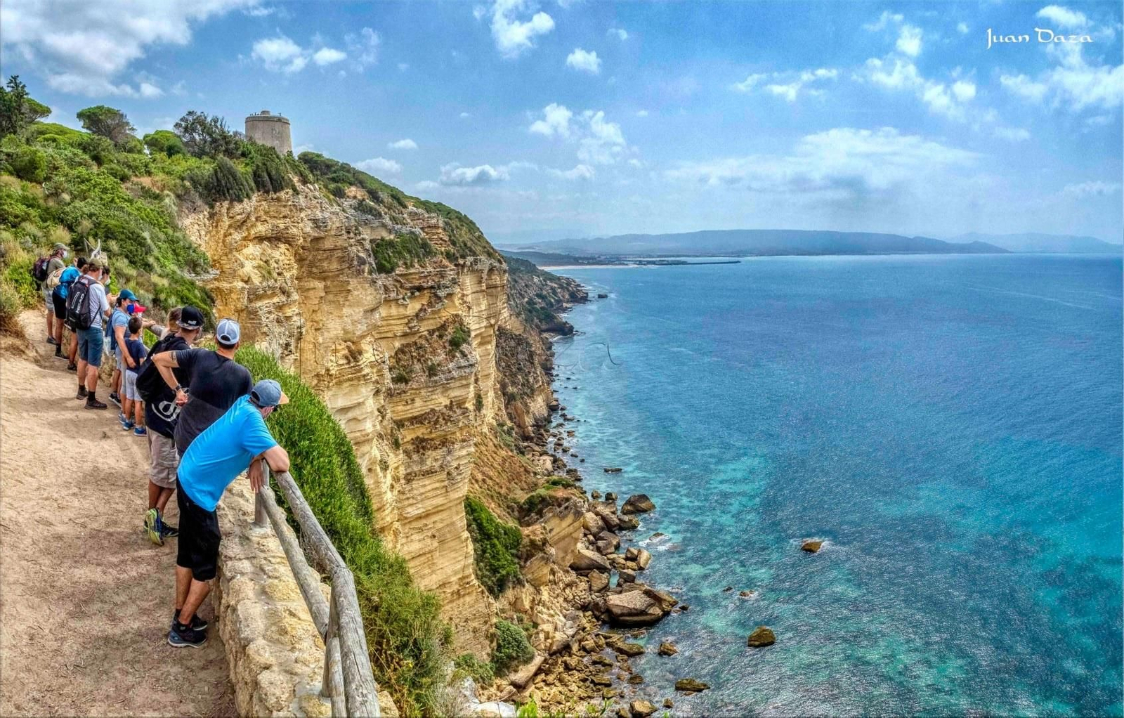 Los acantilados de Barbate son un mirador natural privilegiado con vistas al mar Los acantilados de Barbate son un mirador natural privilegiado con vistas al mar