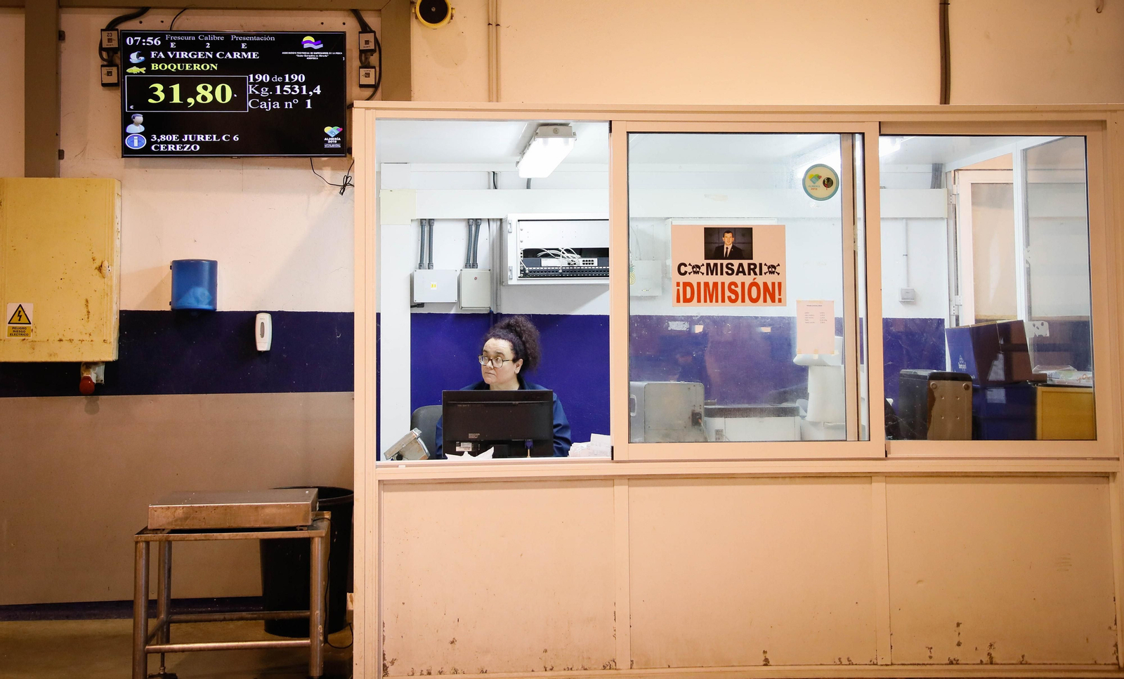 Te contamos en imágenes como ha sido la descarga de las traiñas en la lonja de Almería
