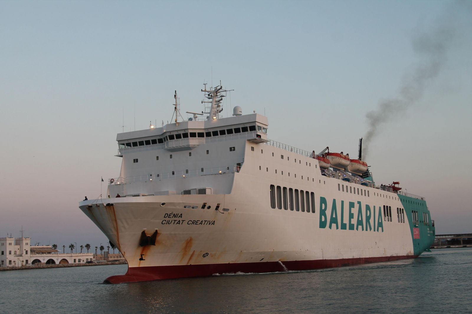 Buque con el que Baleària ha cerrado su primer año en la línea Málaga-Melilla.