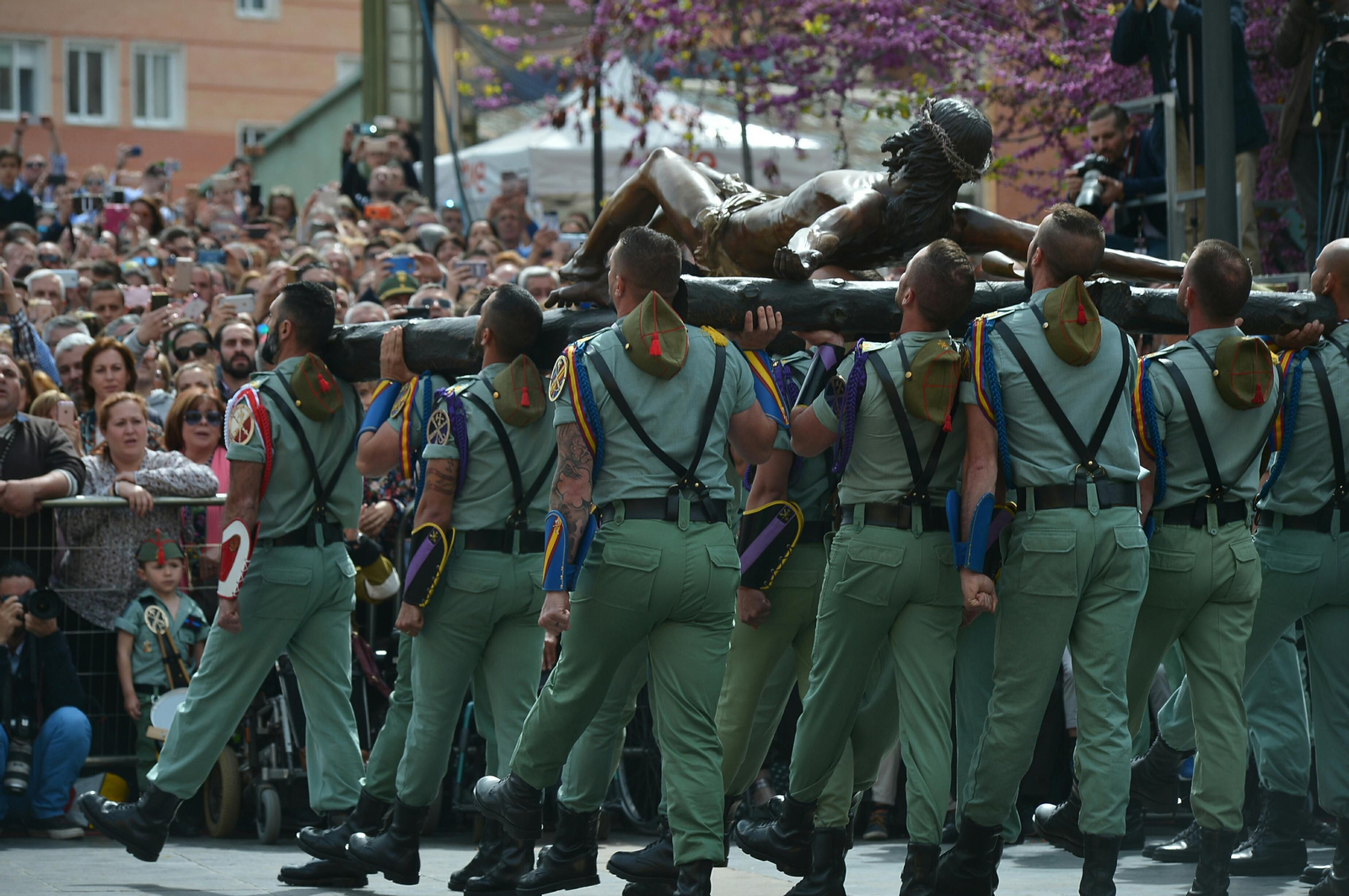 El desembarco de la Legión y el traslado del Cristo de Mena
