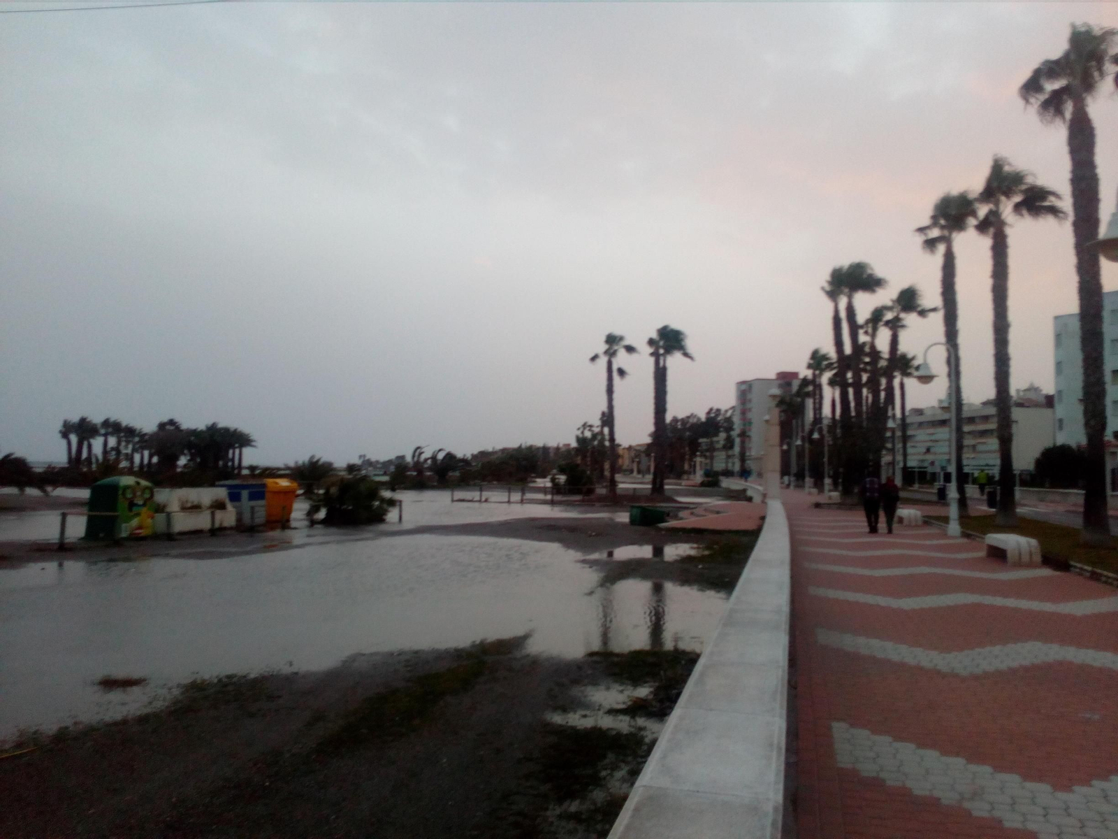 La playa de Poniente quedó inundada por el oleaje, que también causó daño en chiringuitos y contenedores.