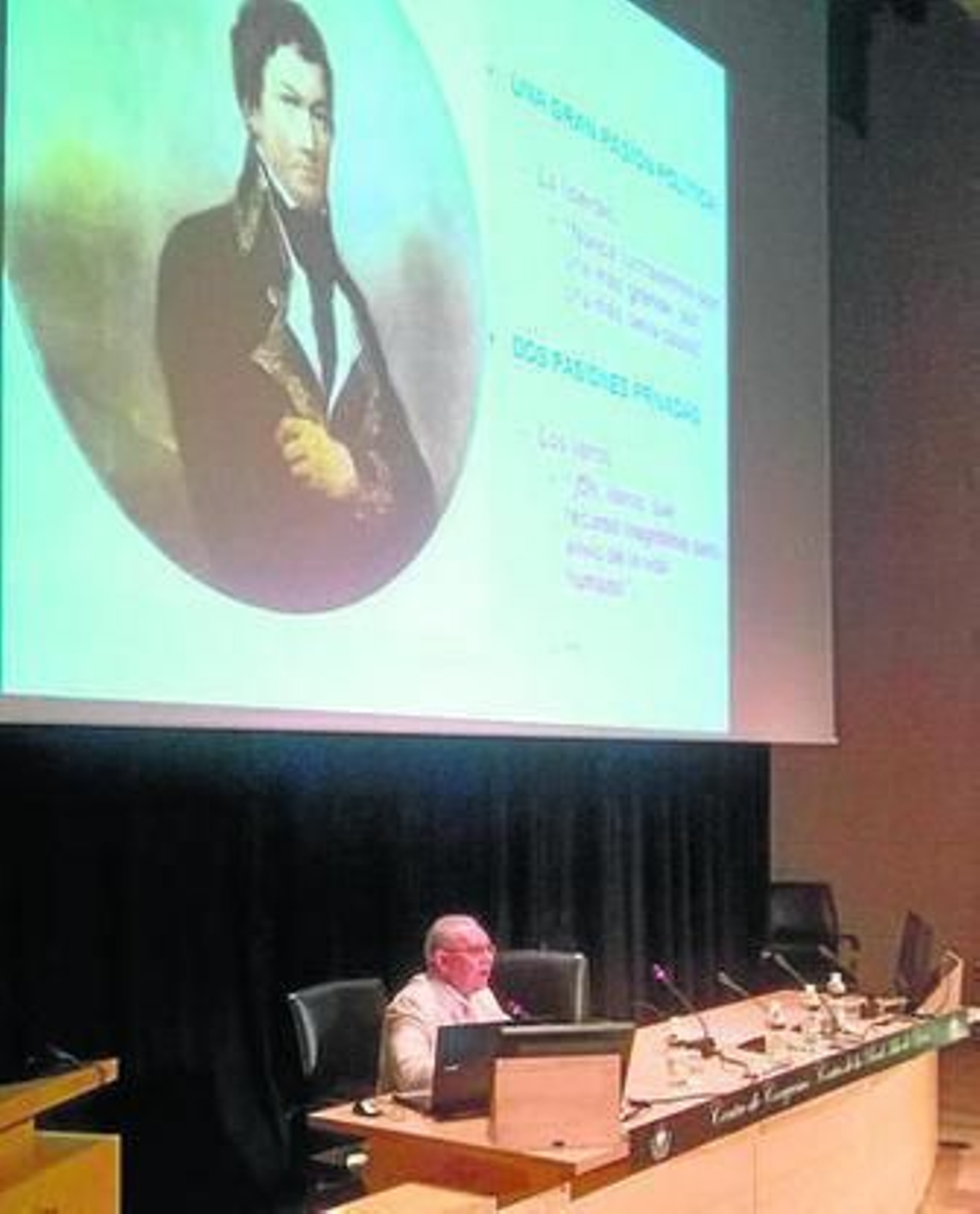 El historiador Juan Torrejón Chaves durante la conferencia sobre Miranda.