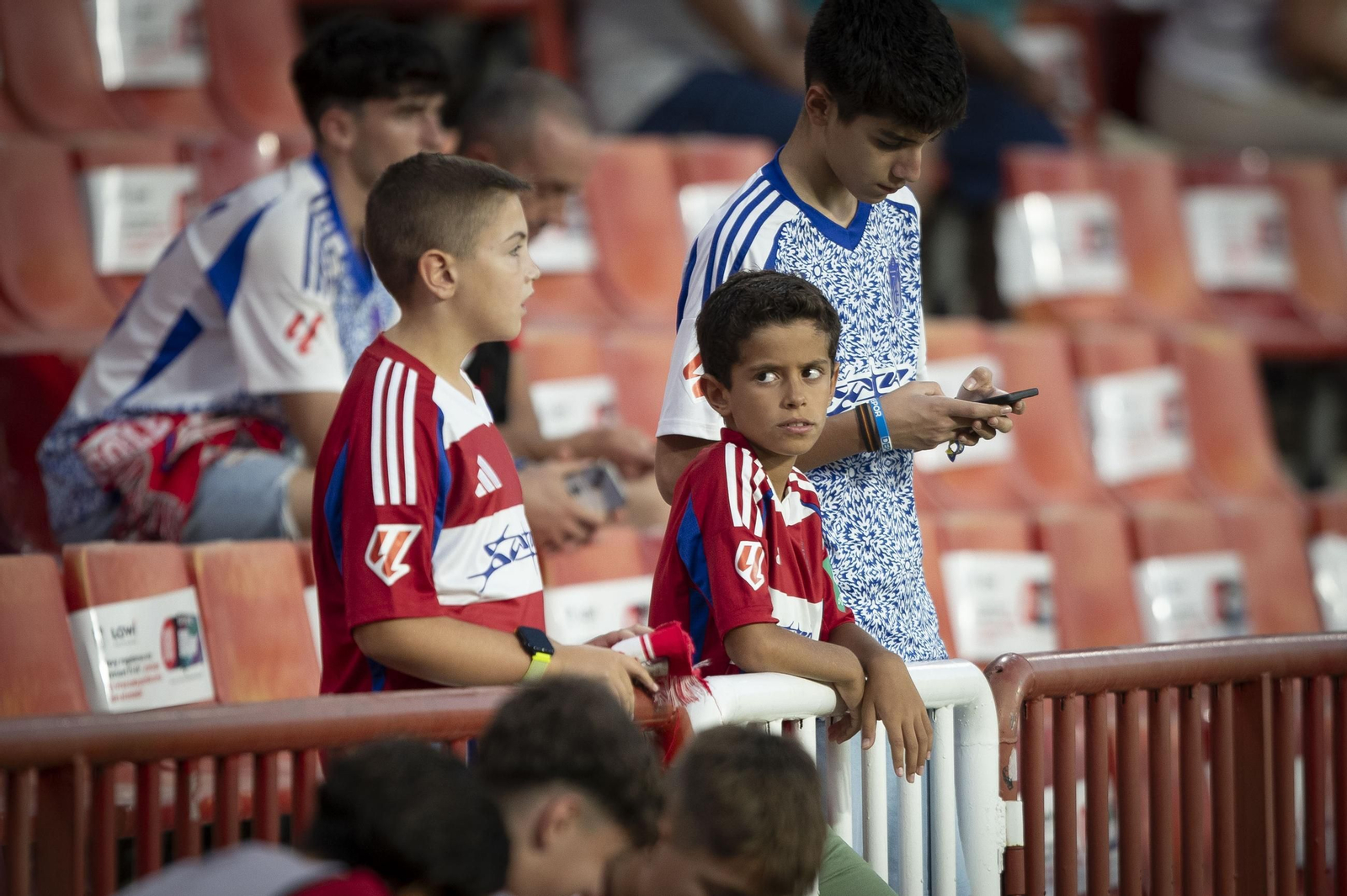 Encuéntrate en la grada de Los Cármenes en el Granada-Leganés