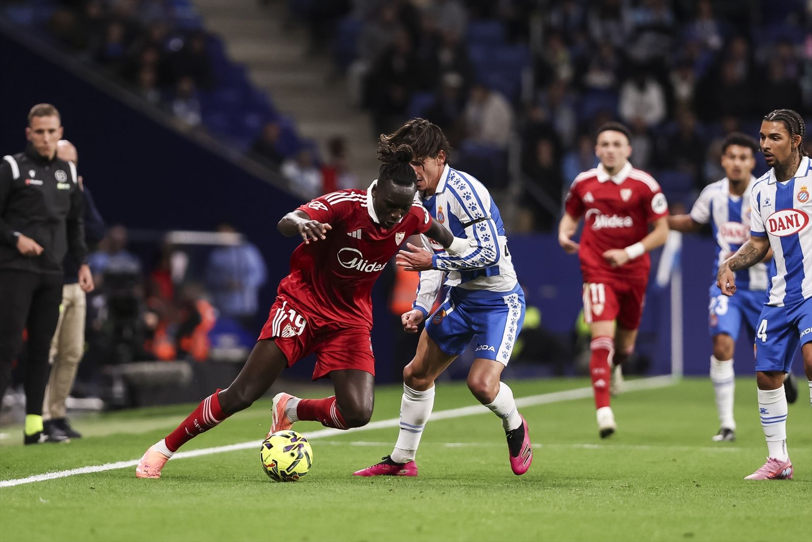Mendy se lleva el balón ante el acoso de Pere Milla.