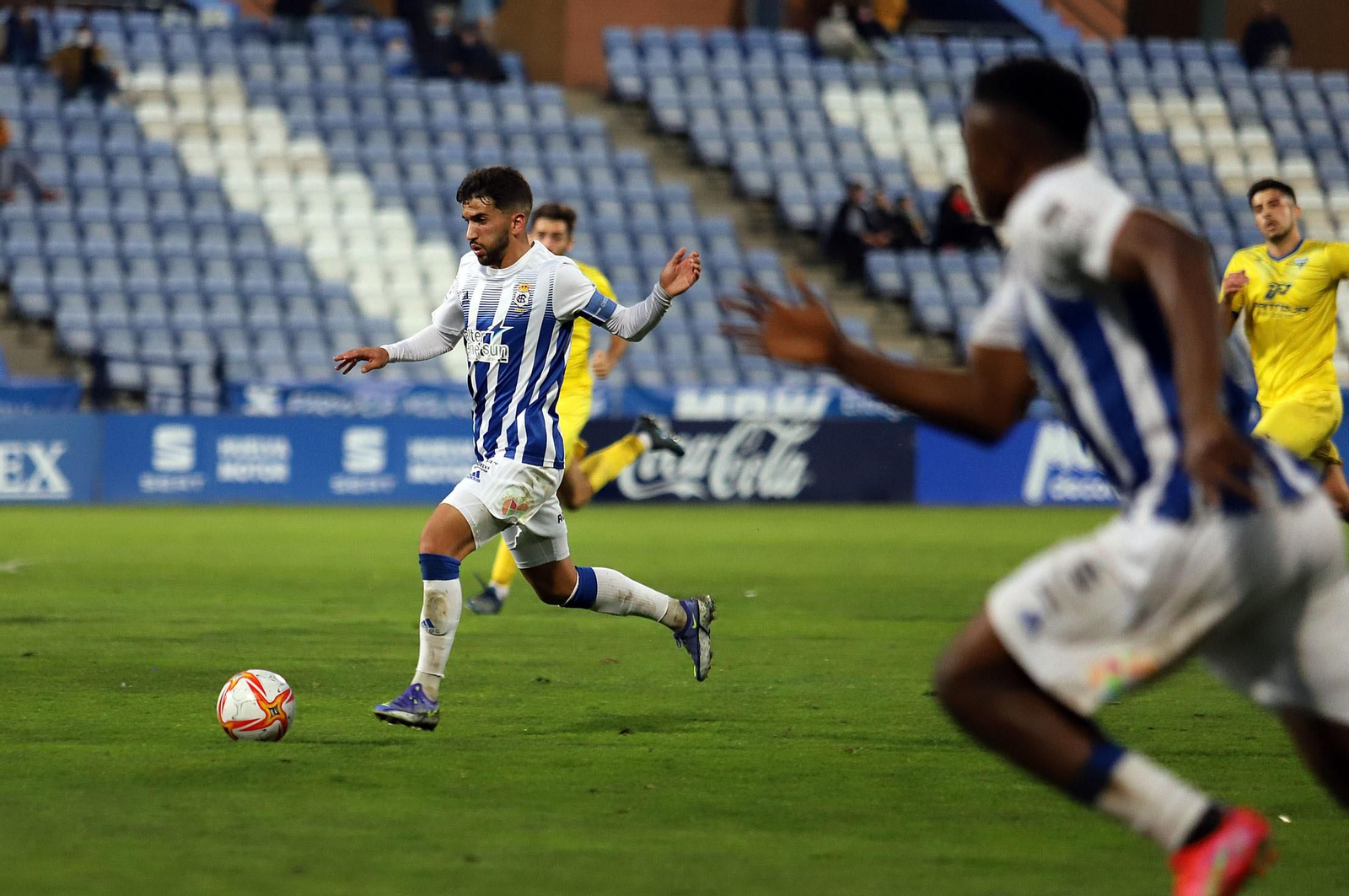 Una jugada de Víctor Barroso ante el Tomares.