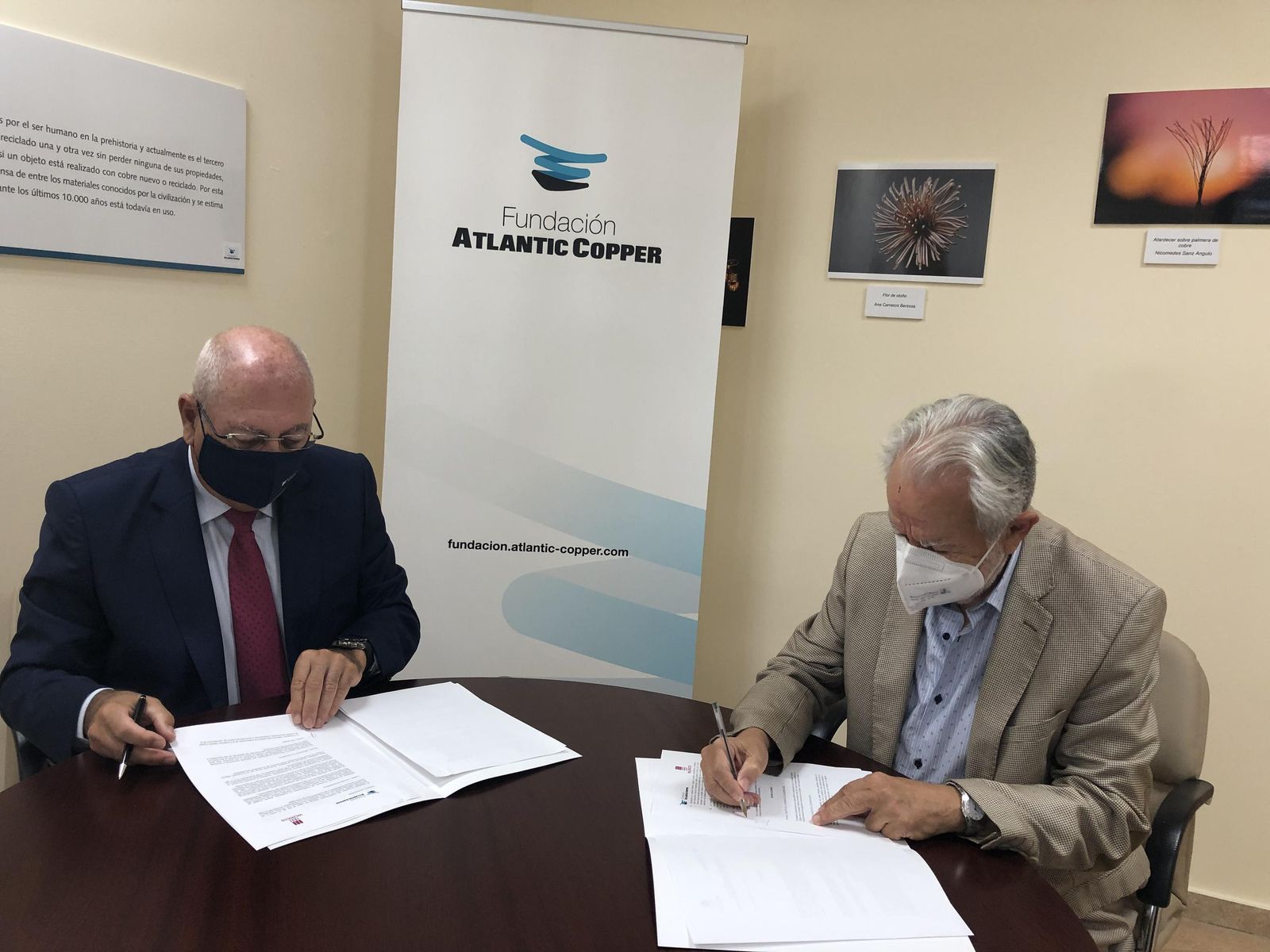 Antonio de la Vega y Jaime de Vicente en la firma de la renovación del acuerdo de colaboración.