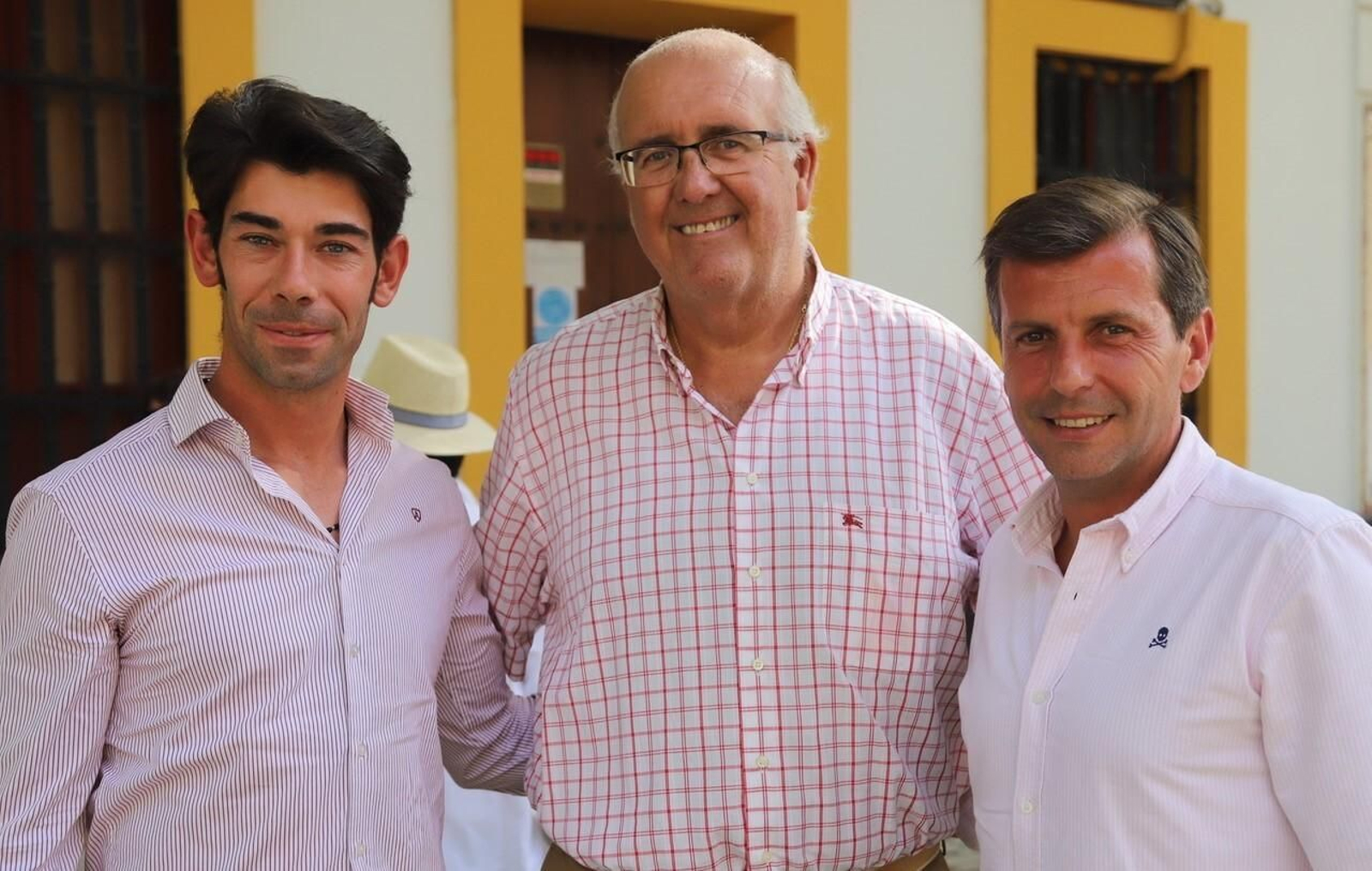 Mario Sotos, matador; Manuel Rodríguez Luque, y Álvaro Oliver, banderillero