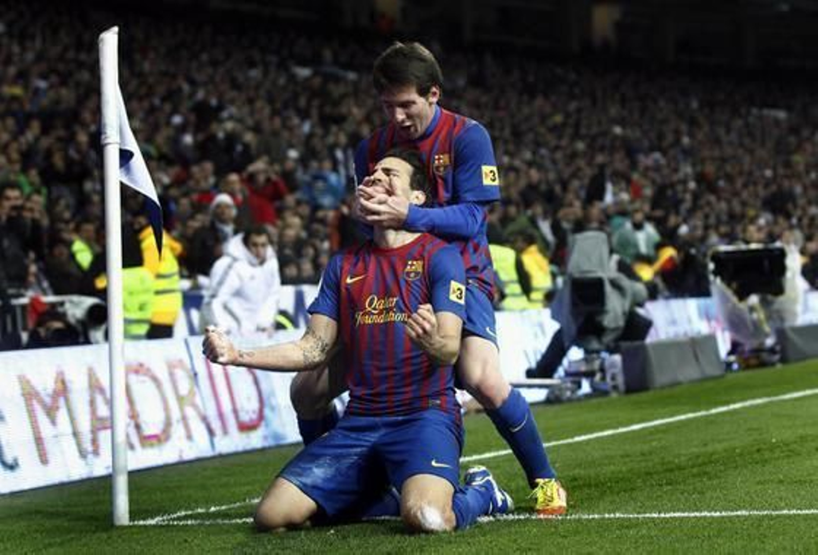 Messi celebra el tercer gol del Barcelona con su autor, Cesc. / Reuters