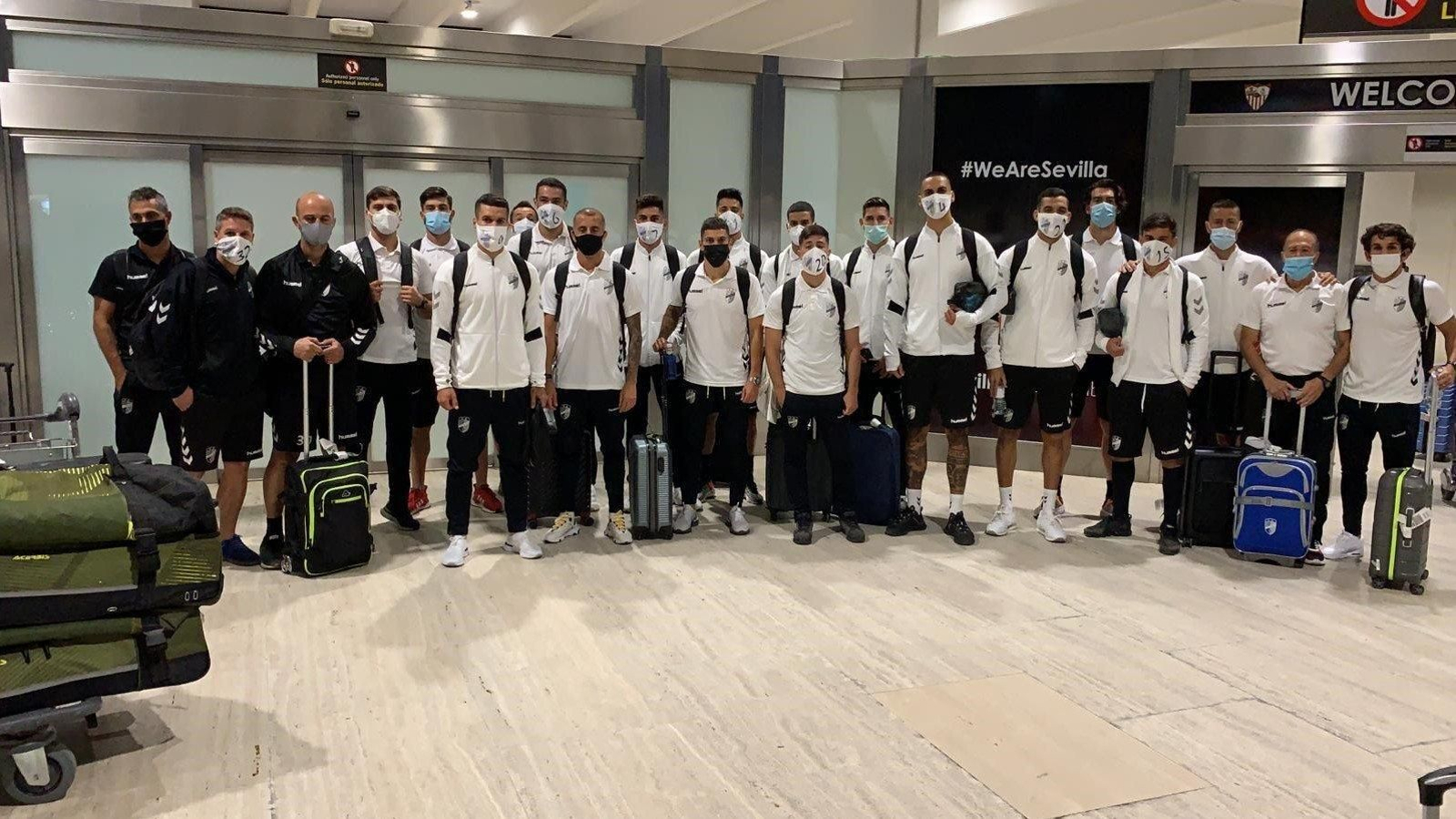 La expedición del Tamaraceite, a su llegada al aeropuerto de Sevilla, este sábado