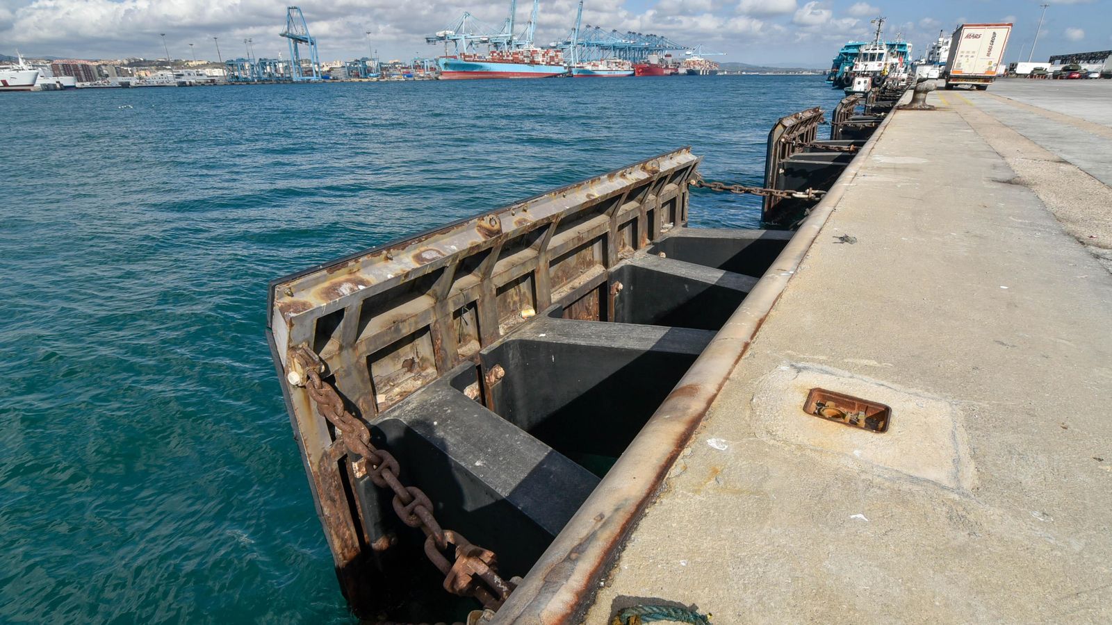 Varias de las defensas del Muelle Príncipe Felipe.
