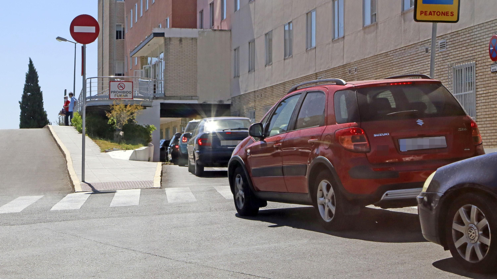 Vehículos en cola para hacerse la prueba del PCR en el hospital de Jerez.