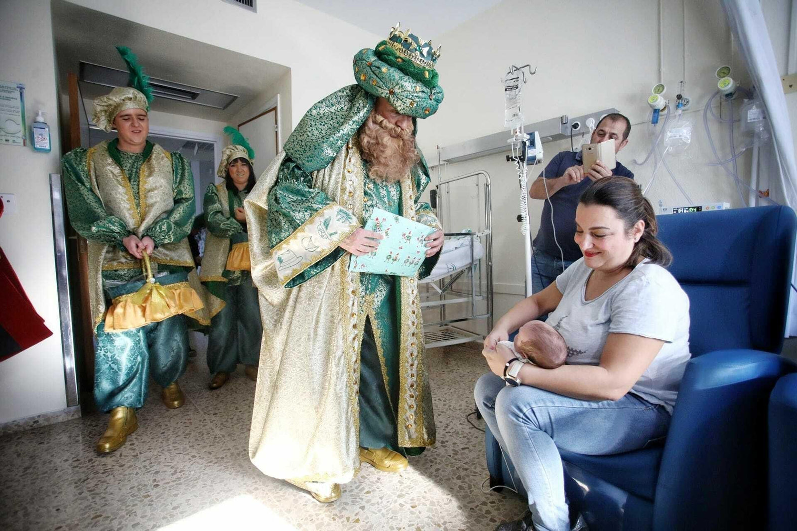 Los Reyes Magos de Cádiz visitan el hospital Puerta del Mar