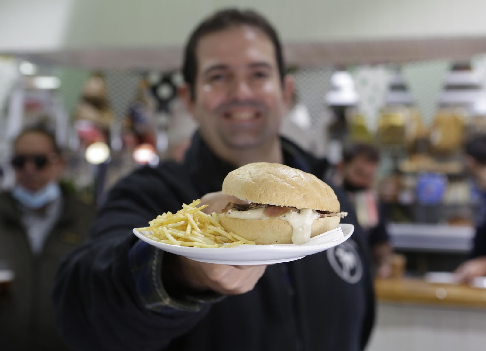 Tapa estrella de la casa, el montadito de lomo en su jugo.