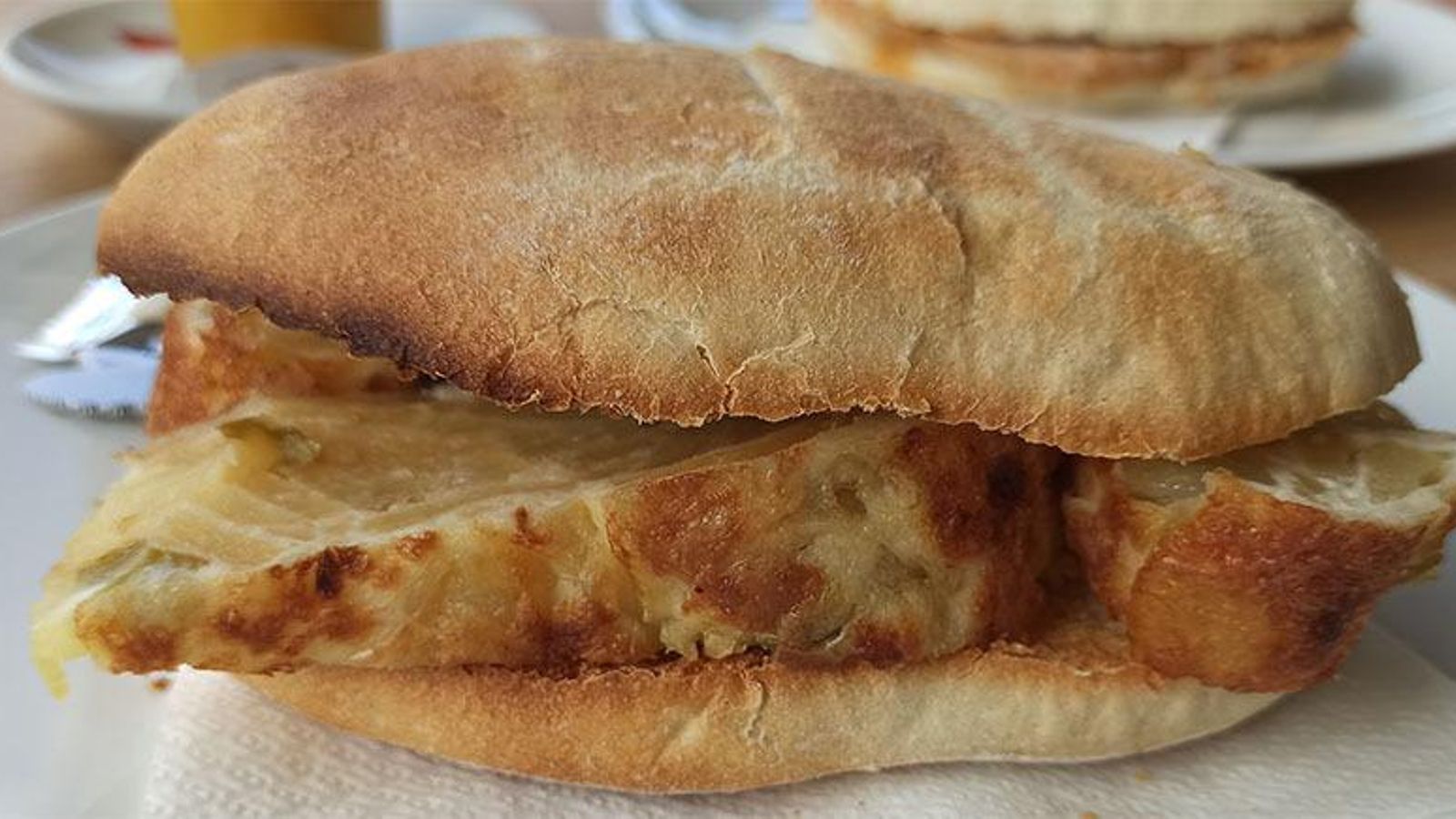 El mollete de tortilla de patatas del Bar Sevilla