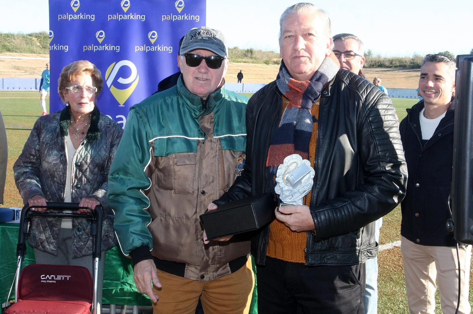 Imágenes del partido homenaje a los árbitros históricos de fútbol de Huelva