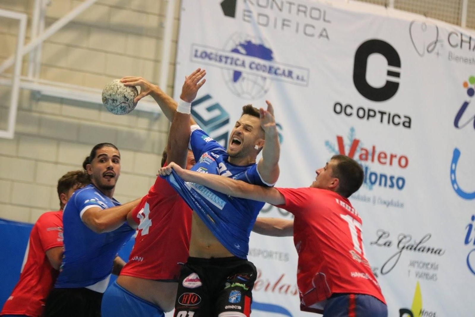 Un jugador del conjunto ejidense recibe un agarrón durante el partido de la pasada jornada.