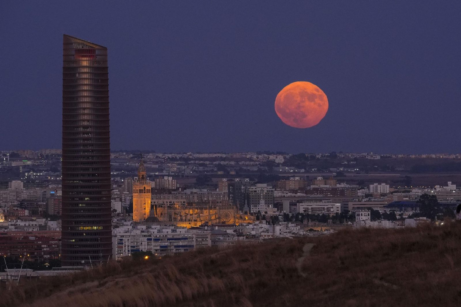 La Superluna azul captada en diferentes partes del planeta: un disfrute visual de la Luna del Esturión