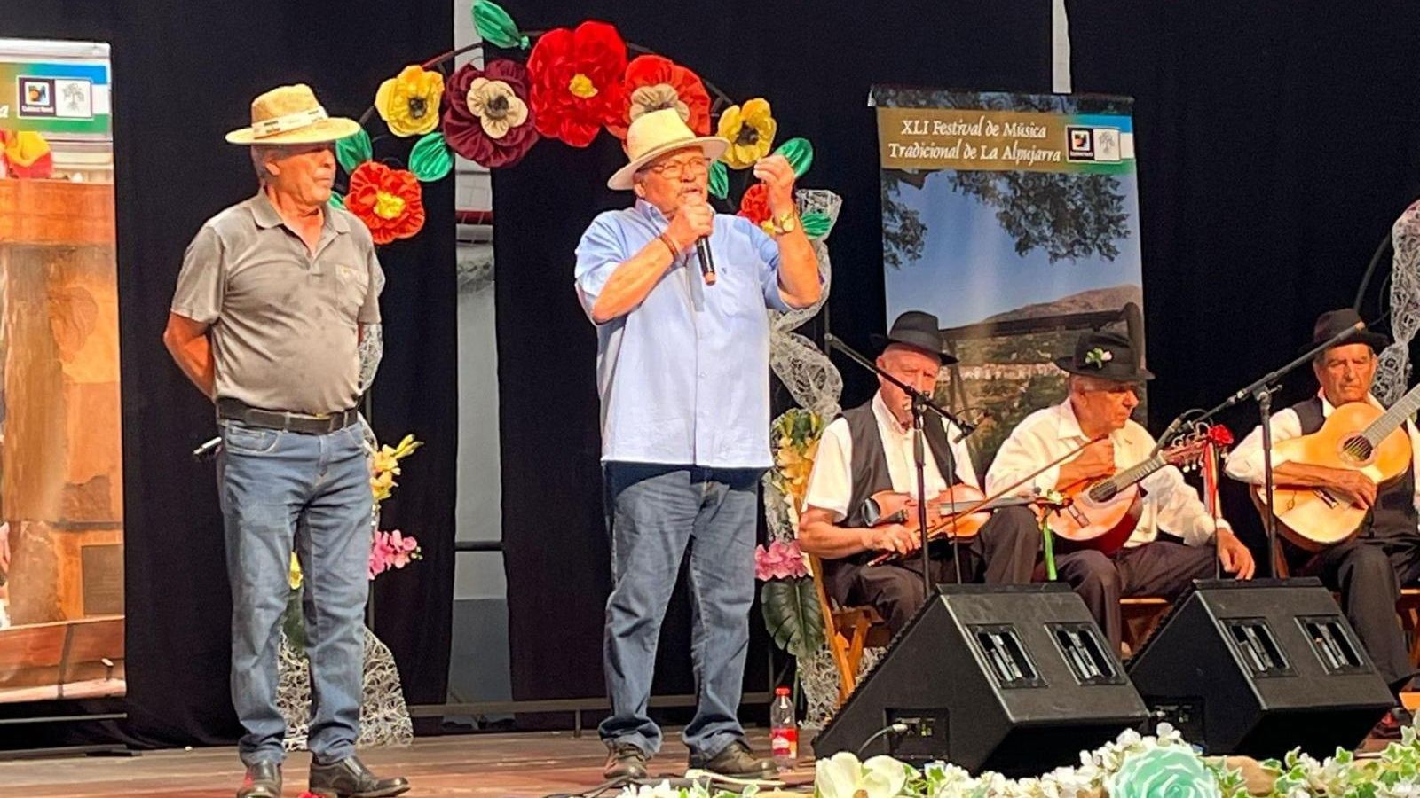 Morón y Peret durante su actuación de trovo en el Festival.