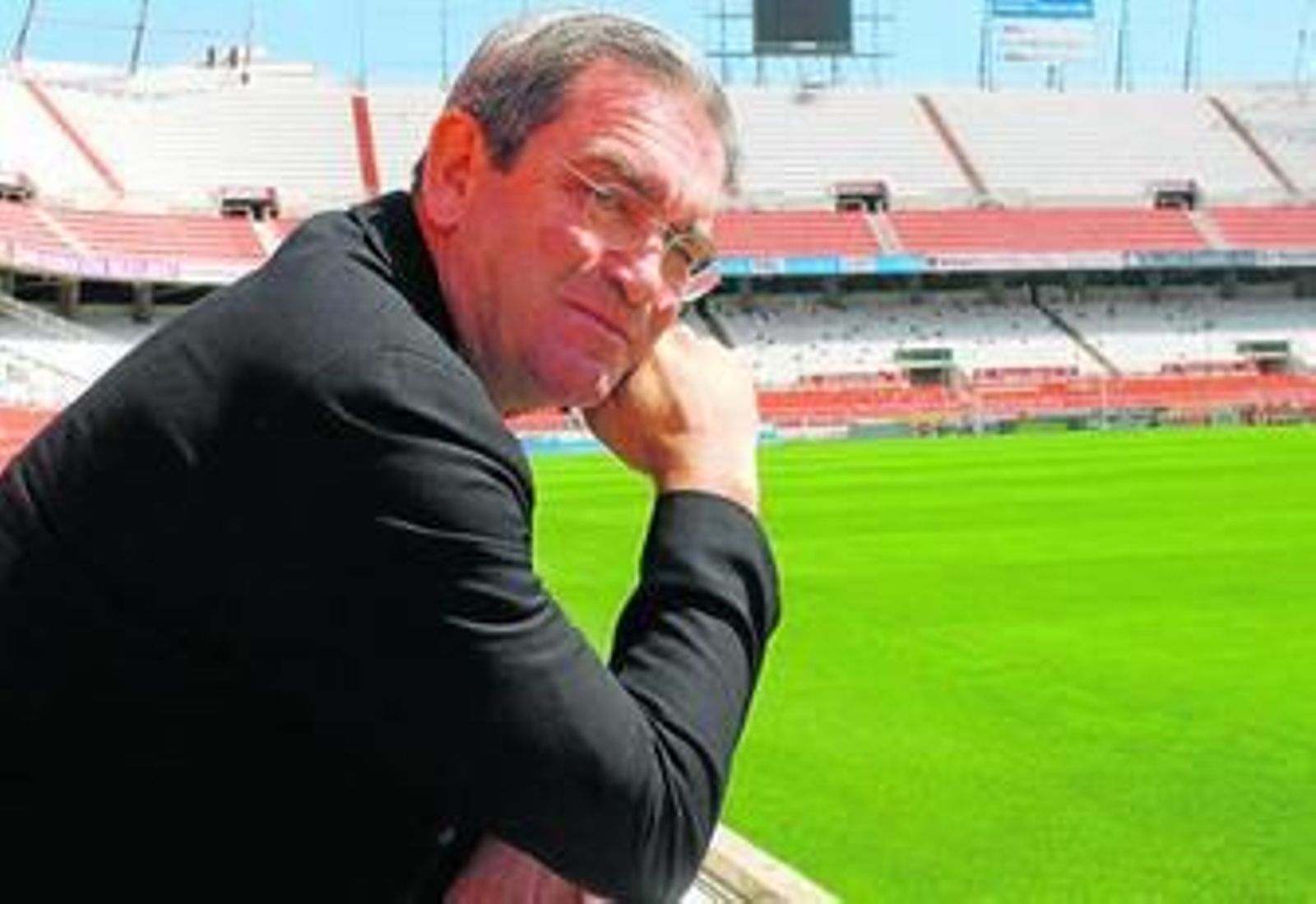 Juan Ribas posa apoyado en una baranda de la grada de Preferencia, en el estadio Ramón Sánchez-Pizjuán.