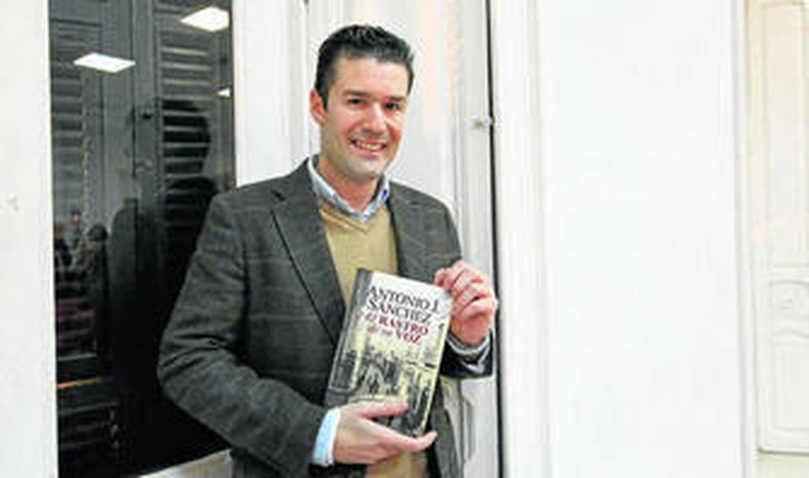 Antonio J. Sánchez, durante la presentación de su novela en Huelva.