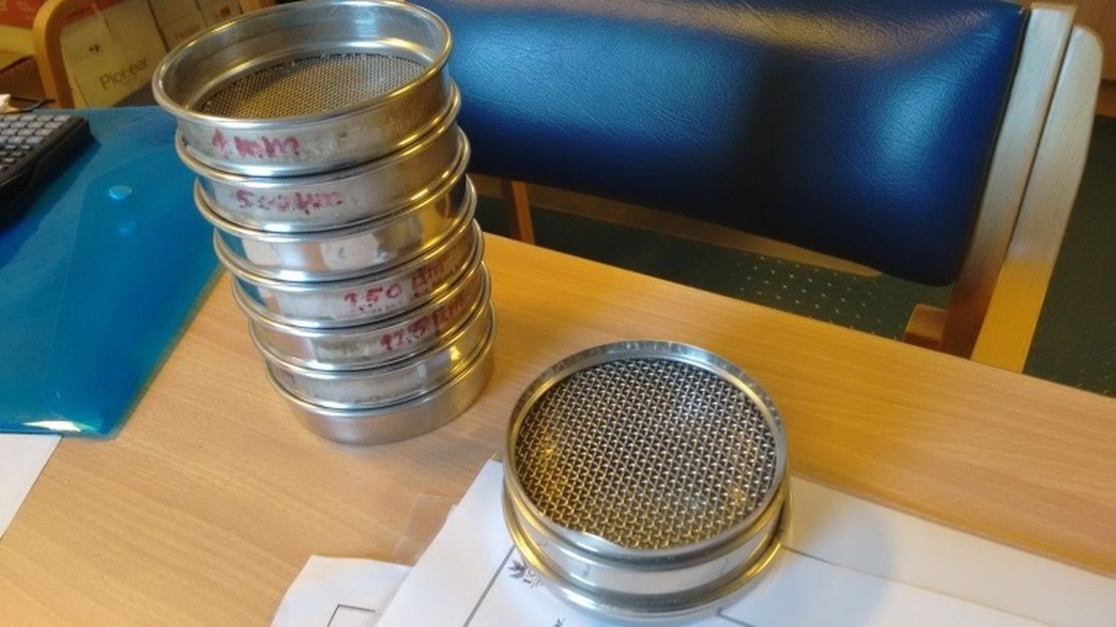 Columna de tamices utilizados para realizar el análisis grano a grano de las arenas en el laboratorio.