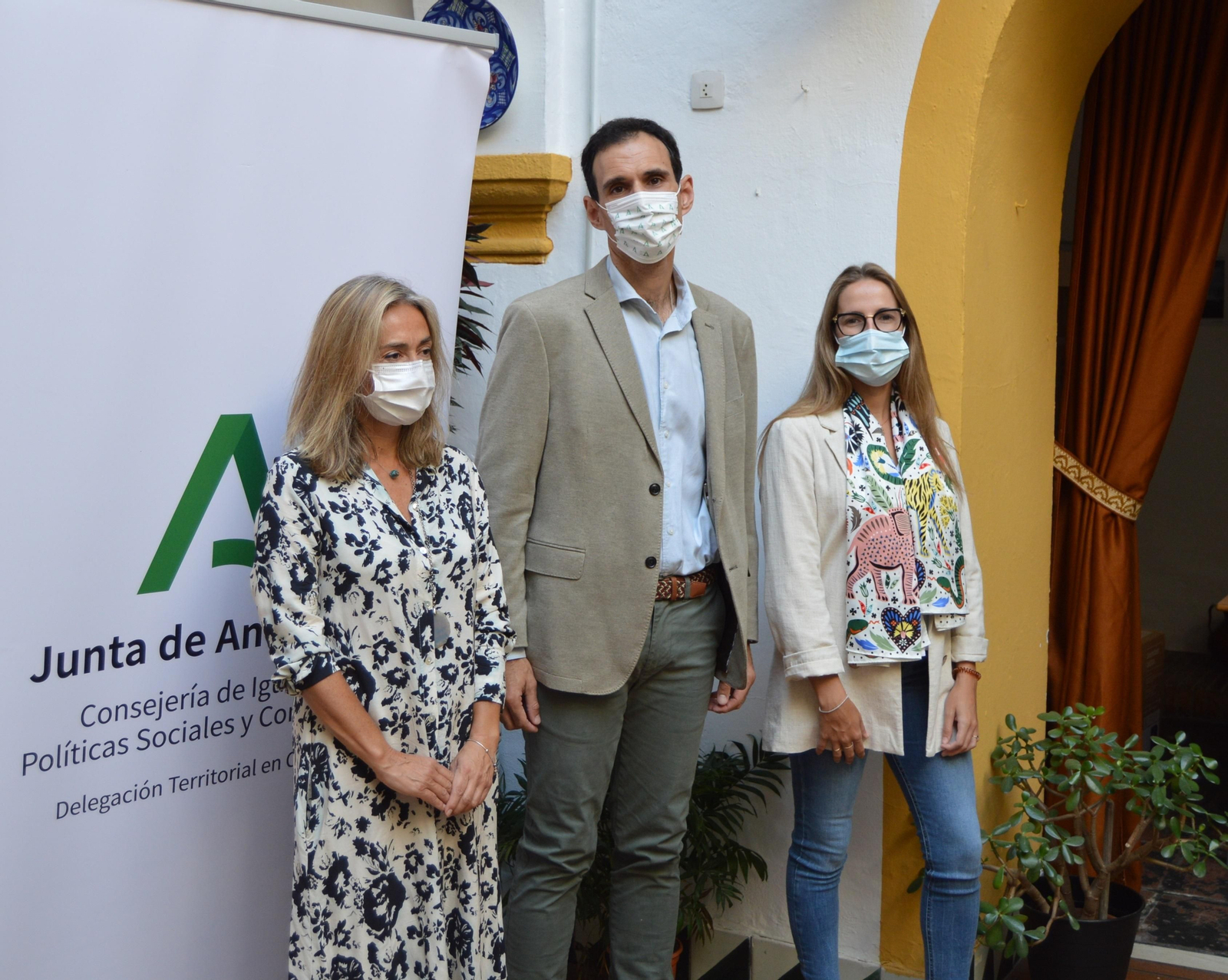 Antonio López junto a Cándida Ruiz y Samanta Gutiérrez, de Cruz Roja Córdoba.
