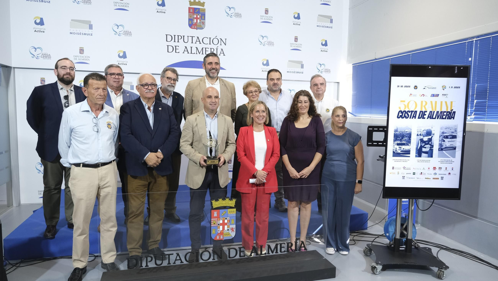 Los distintos representantes institucionales y de la organización posan al término de la presentación de la prueba.