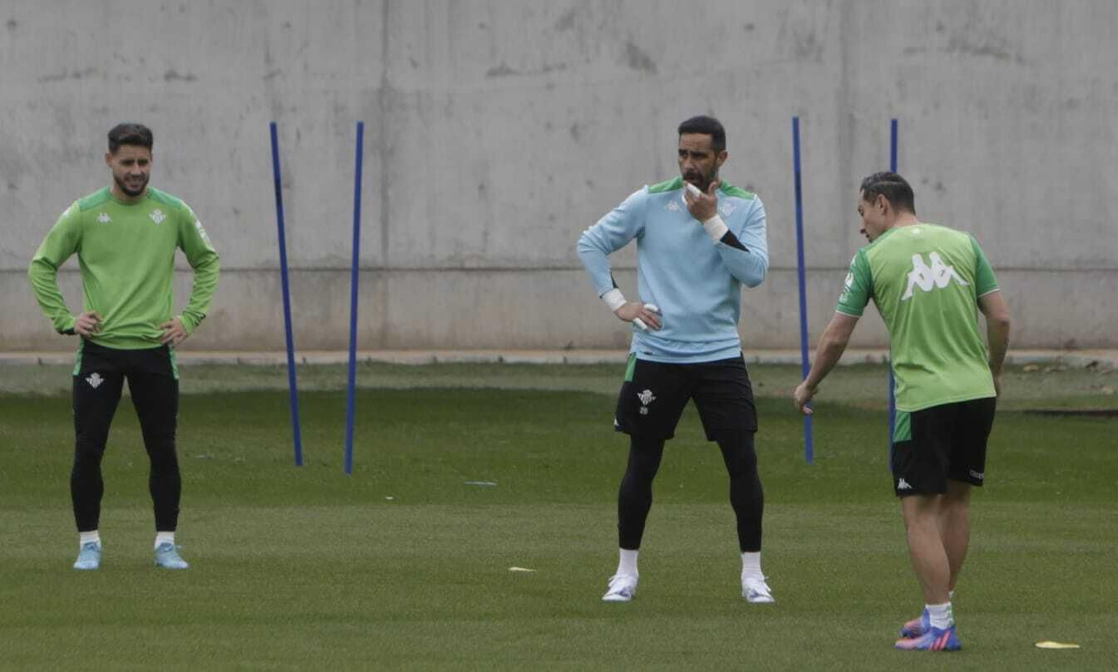 Claudio Bravo, entre Álex Moreno y Guardado, en un entrenamiento.