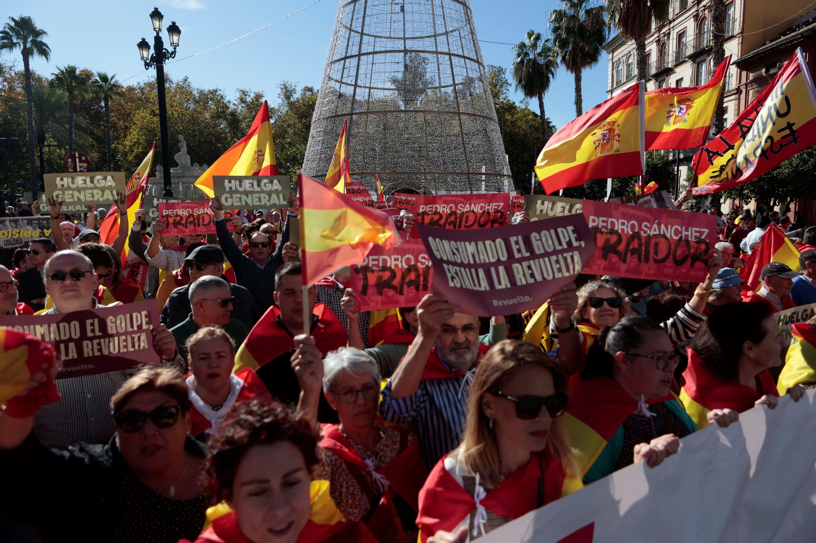 Las fotos de la manifestación en Sevilla contra Pedro Sánchez y la amnistía de este sábado 18 de noviembre