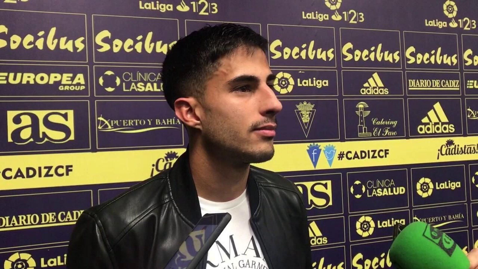 Nico Hidalgo, en zona mixta en su etapa como futbolista del Cádiz.